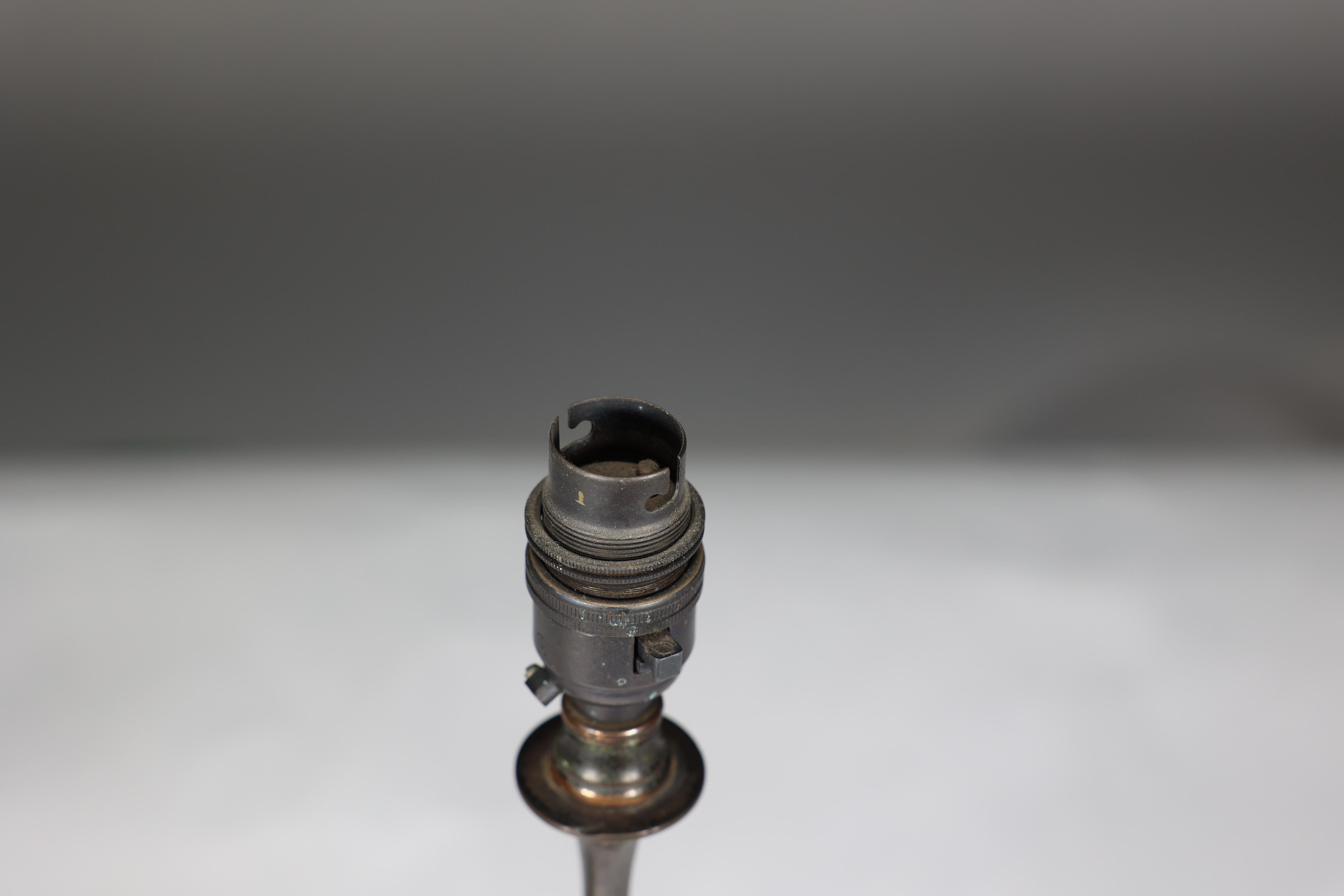 Eine Arts and Crafts-Tischlampe aus Kupfer, professionell neu verkabelt (Frühes 20. Jahrhundert) im Angebot