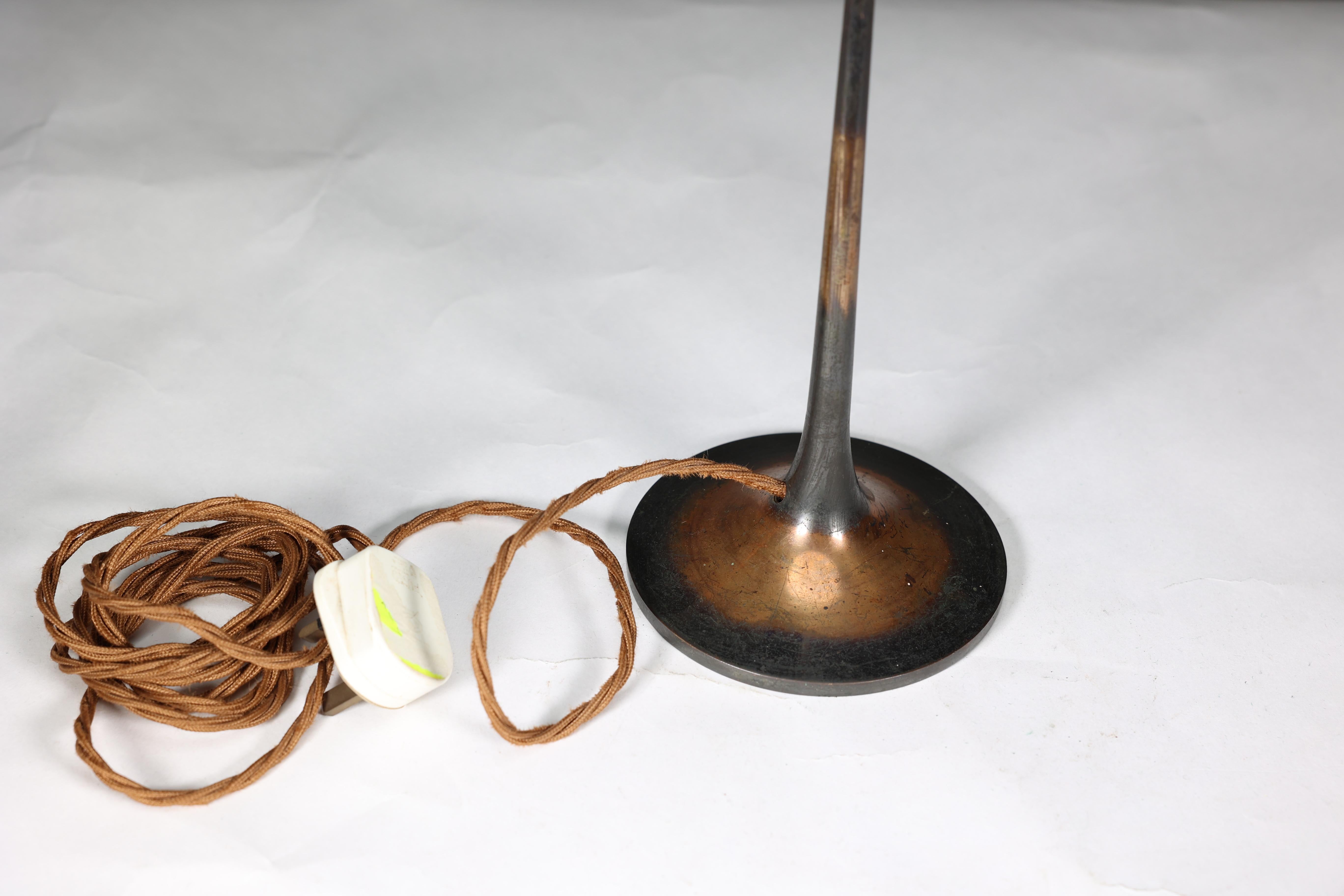 Eine Arts and Crafts-Tischlampe aus Kupfer, professionell neu verkabelt im Angebot 4