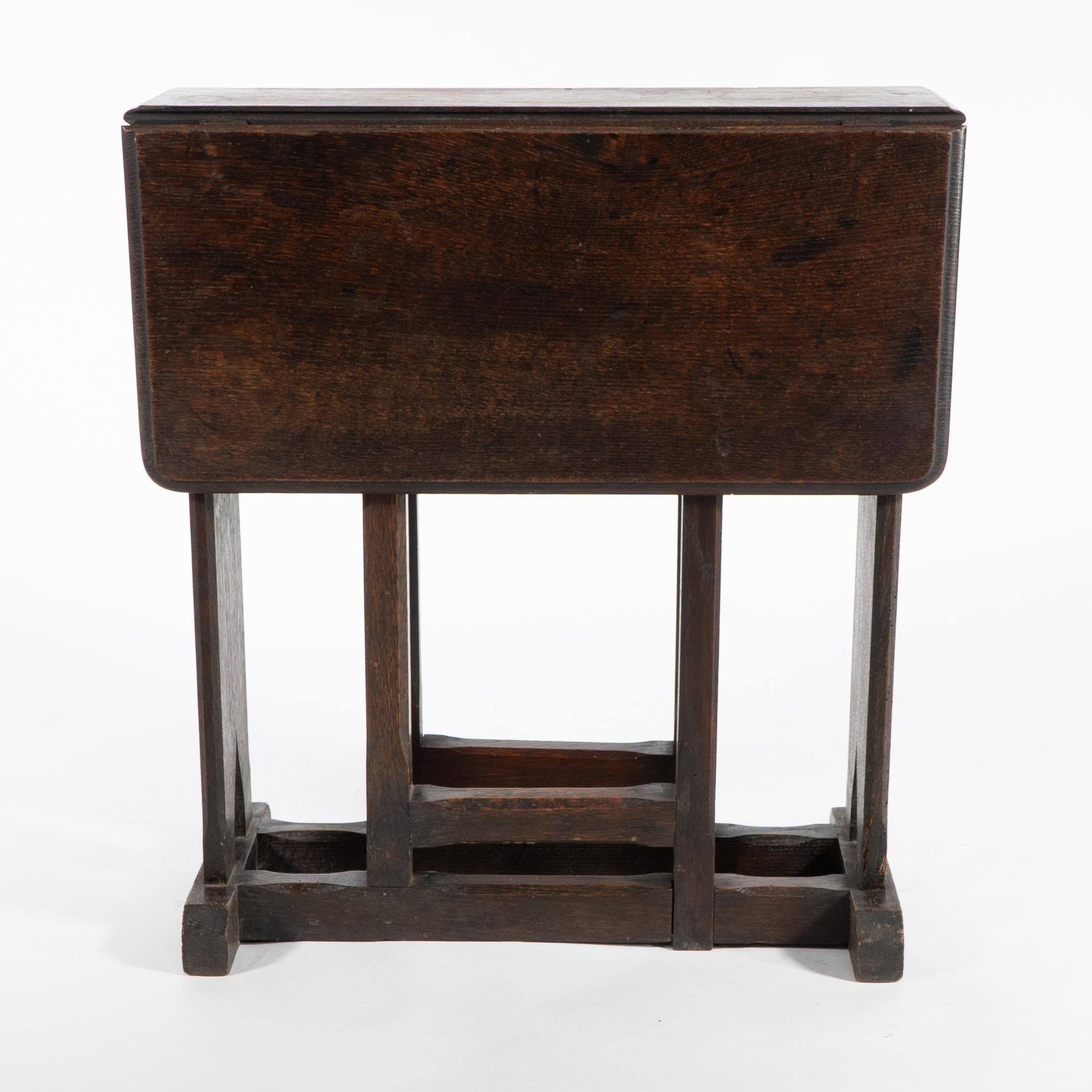 Anglais Table à thé ou d'appoint à abattant en chêne de style Cotswold Arts and Crafts. en vente