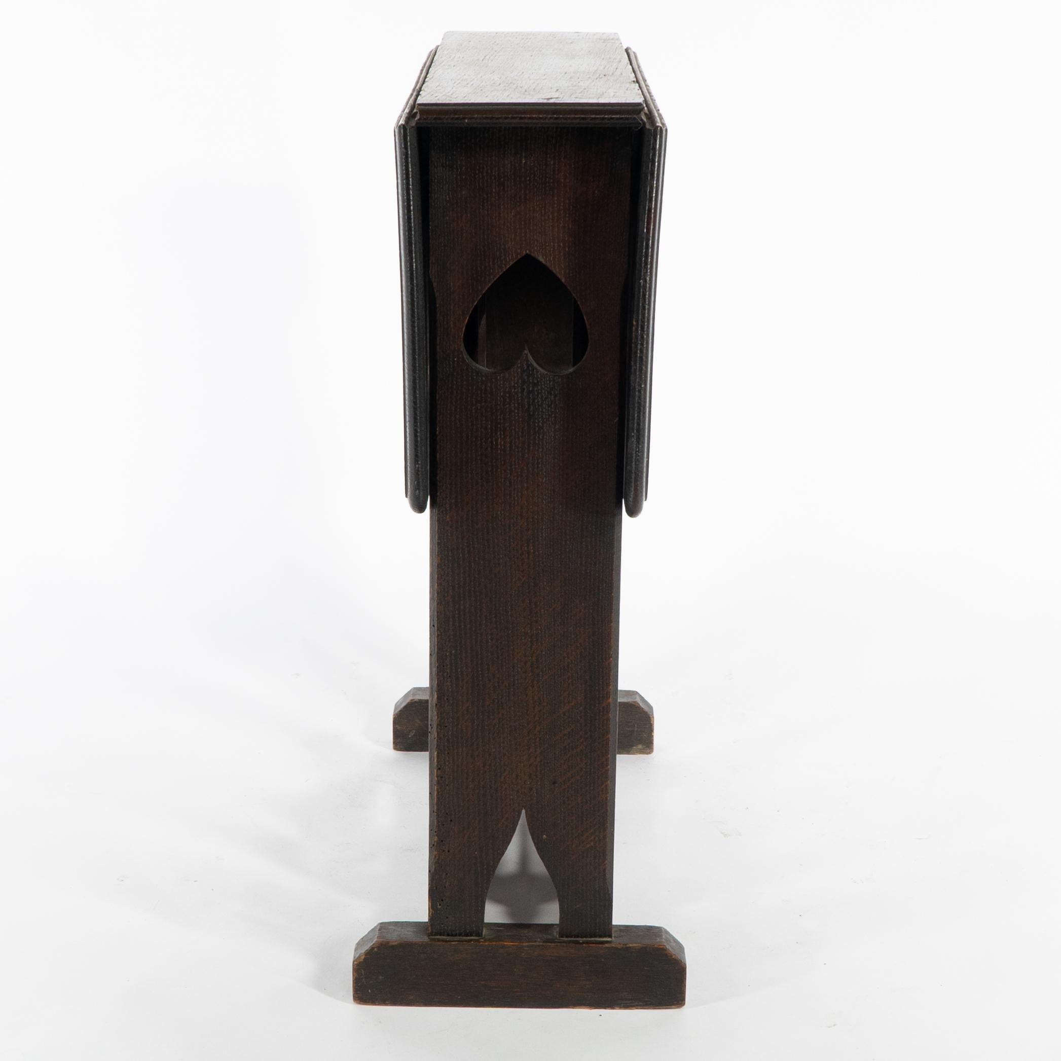 Début du 20ème siècle Table à thé ou d'appoint à abattant en chêne de style Cotswold Arts and Crafts. en vente