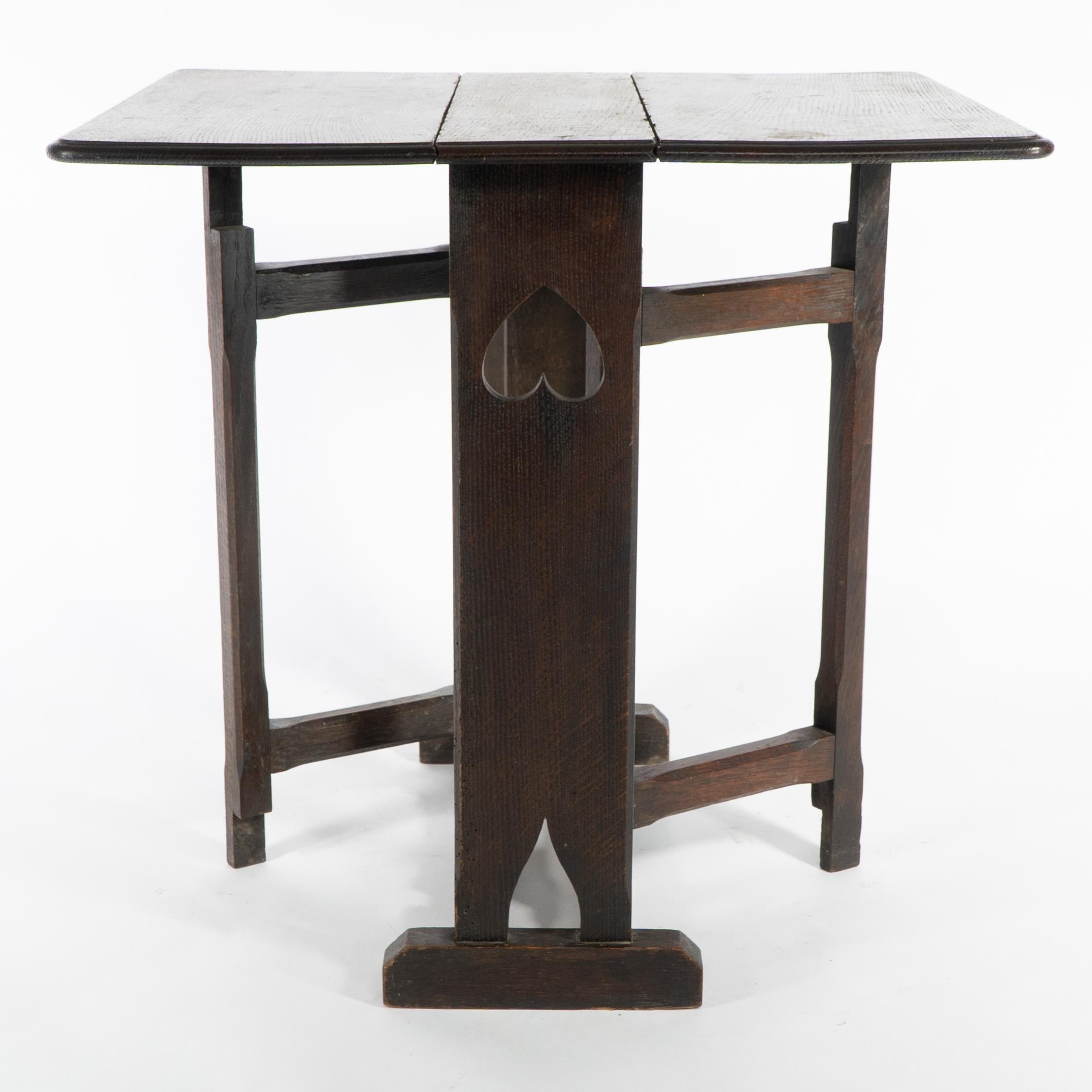 Chêne Table à thé ou d'appoint à abattant en chêne de style Cotswold Arts and Crafts. en vente