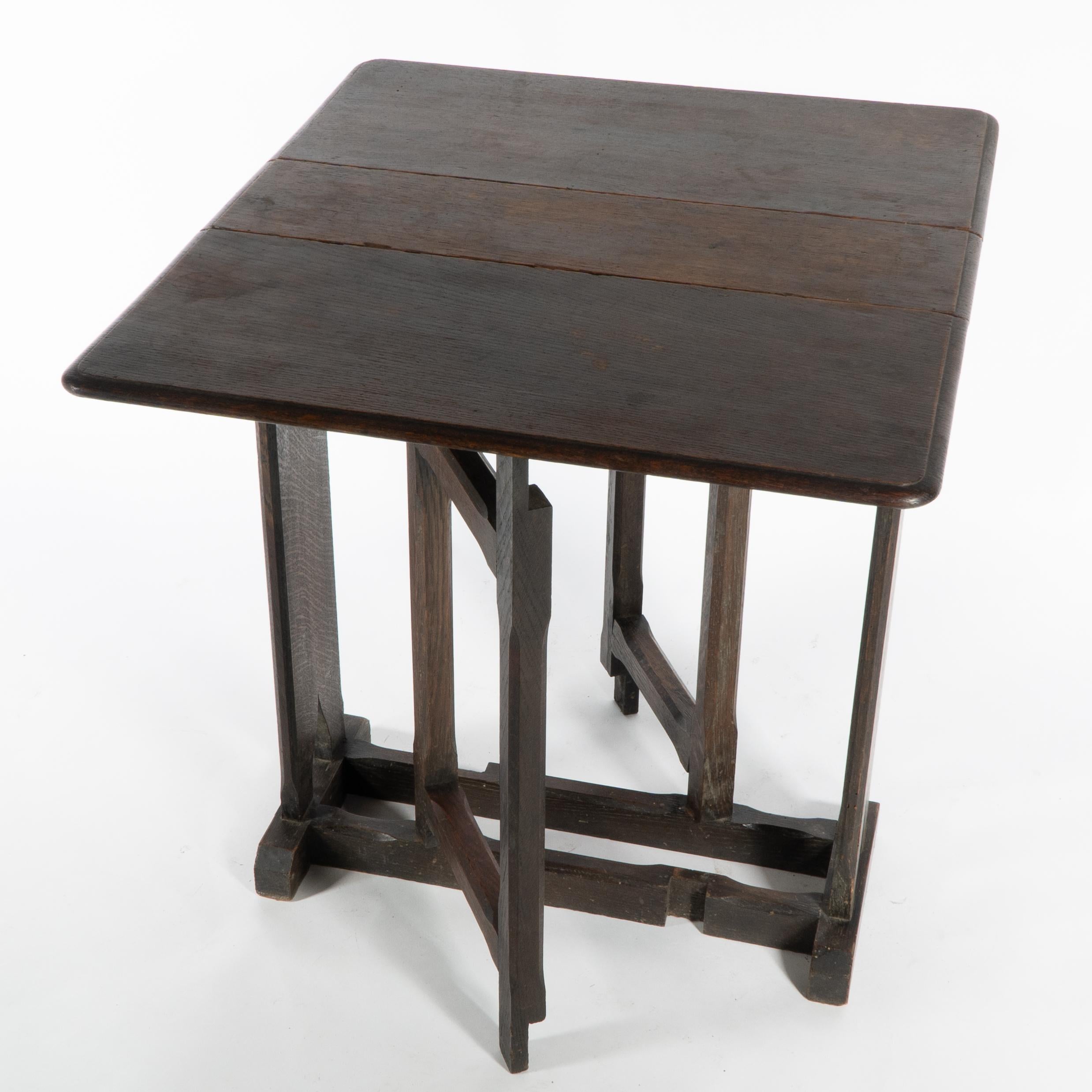 Table à thé ou d'appoint à abattant en chêne de style Cotswold Arts and Crafts. en vente 1