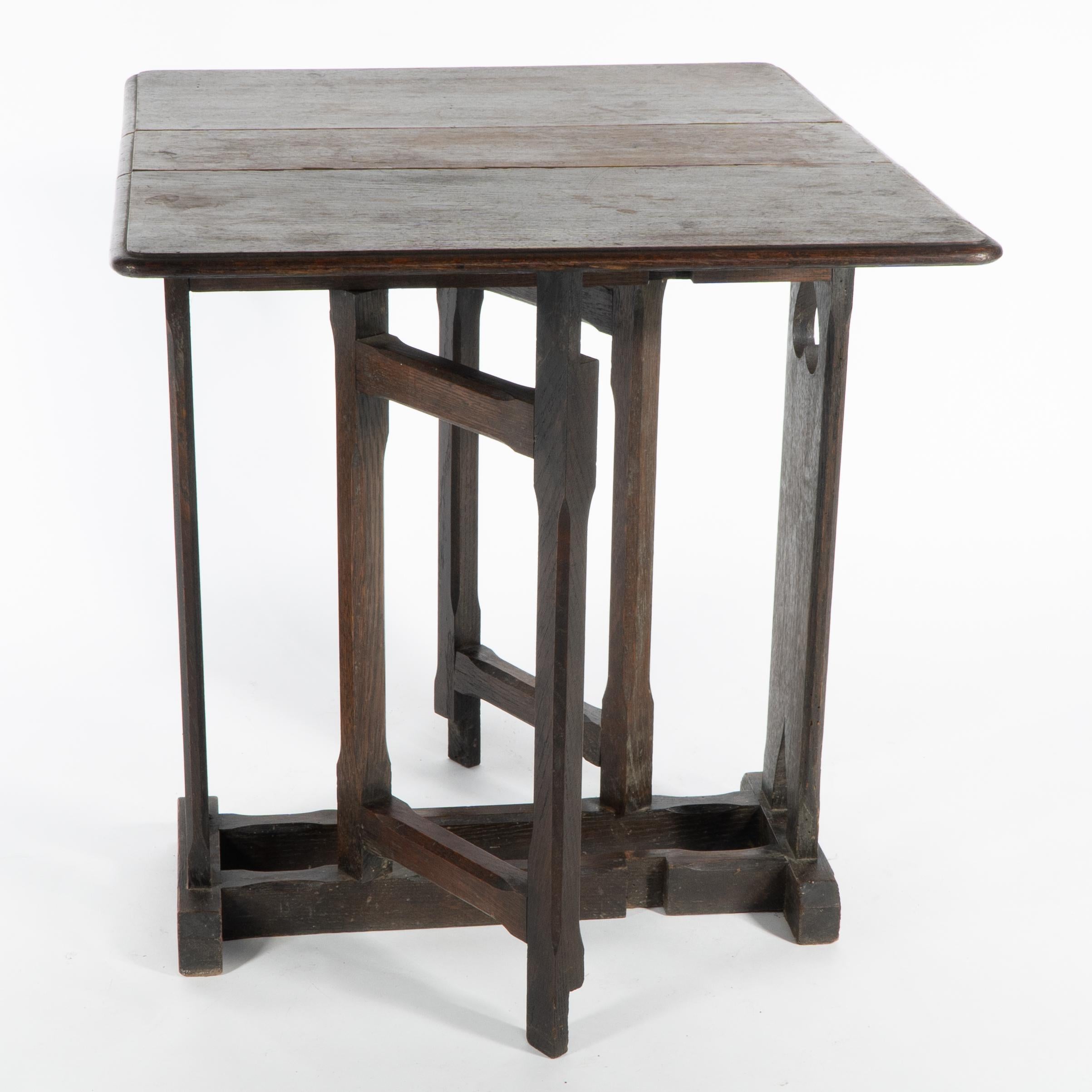 Table à thé ou d'appoint à abattant en chêne de style Cotswold Arts and Crafts. en vente 2