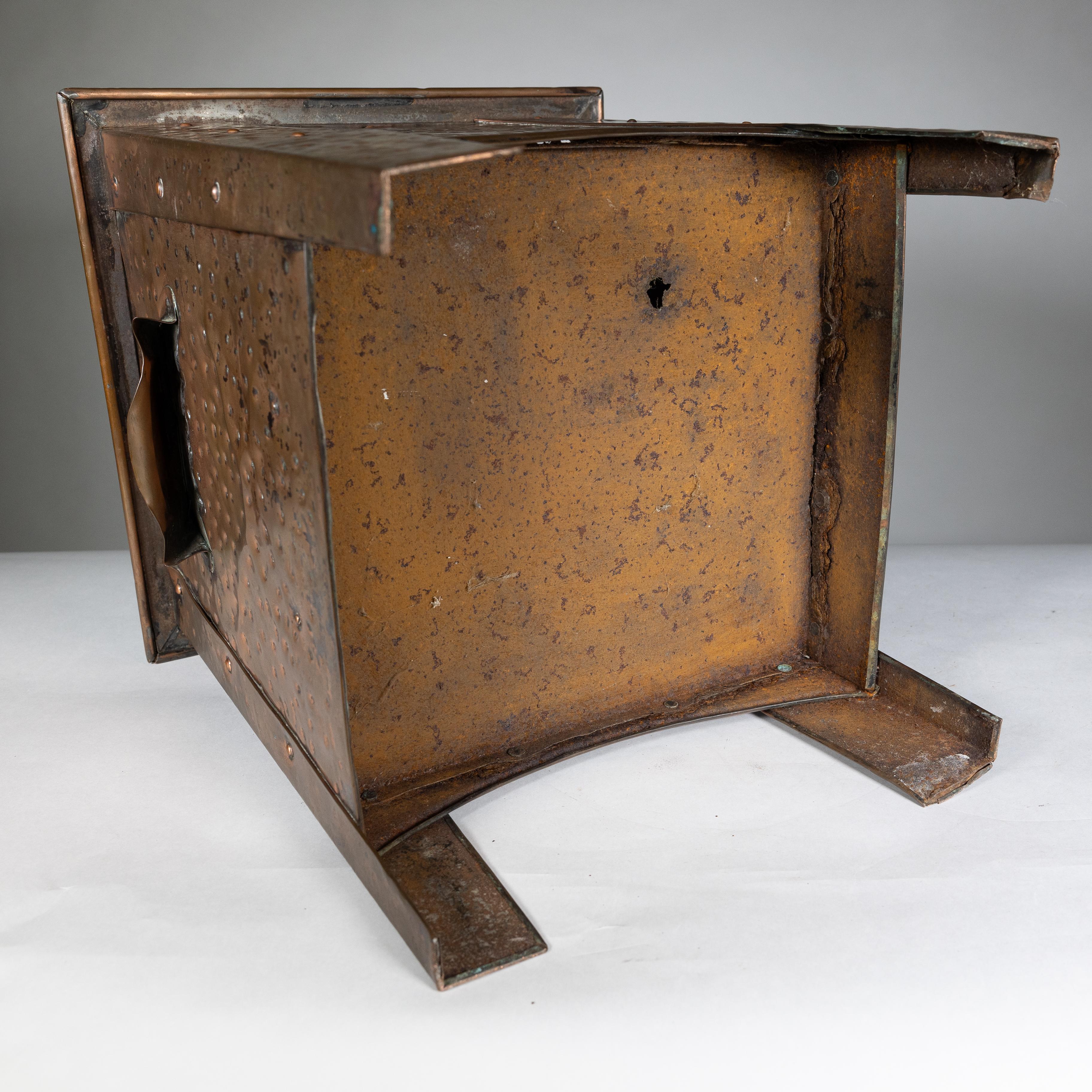 Carbonera de cobre con decoración floral de la Escuela de Artes y Oficios de Glasgow en venta 7
