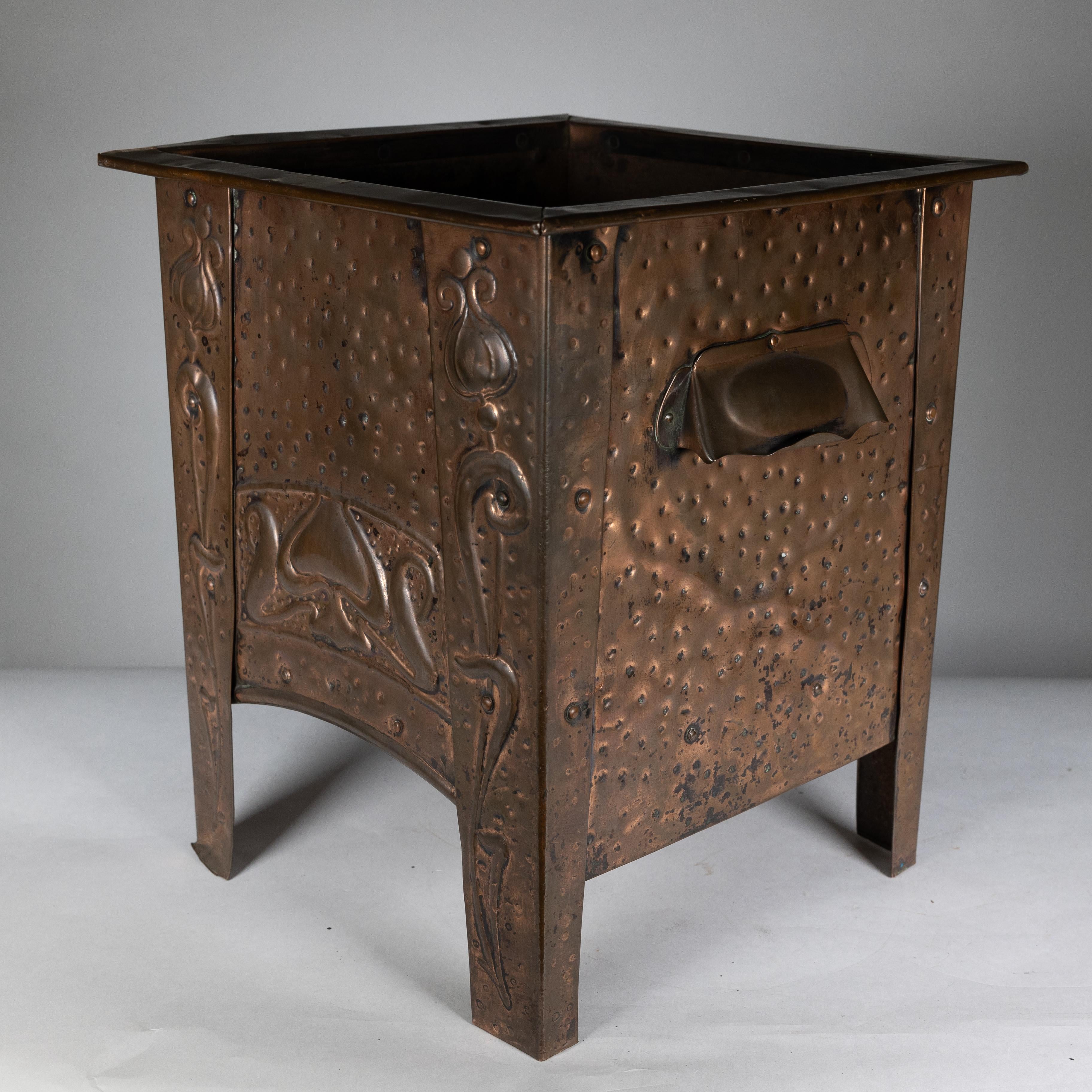 Carbonera de cobre con decoración floral de la Escuela de Artes y Oficios de Glasgow Artes y manualidades en venta