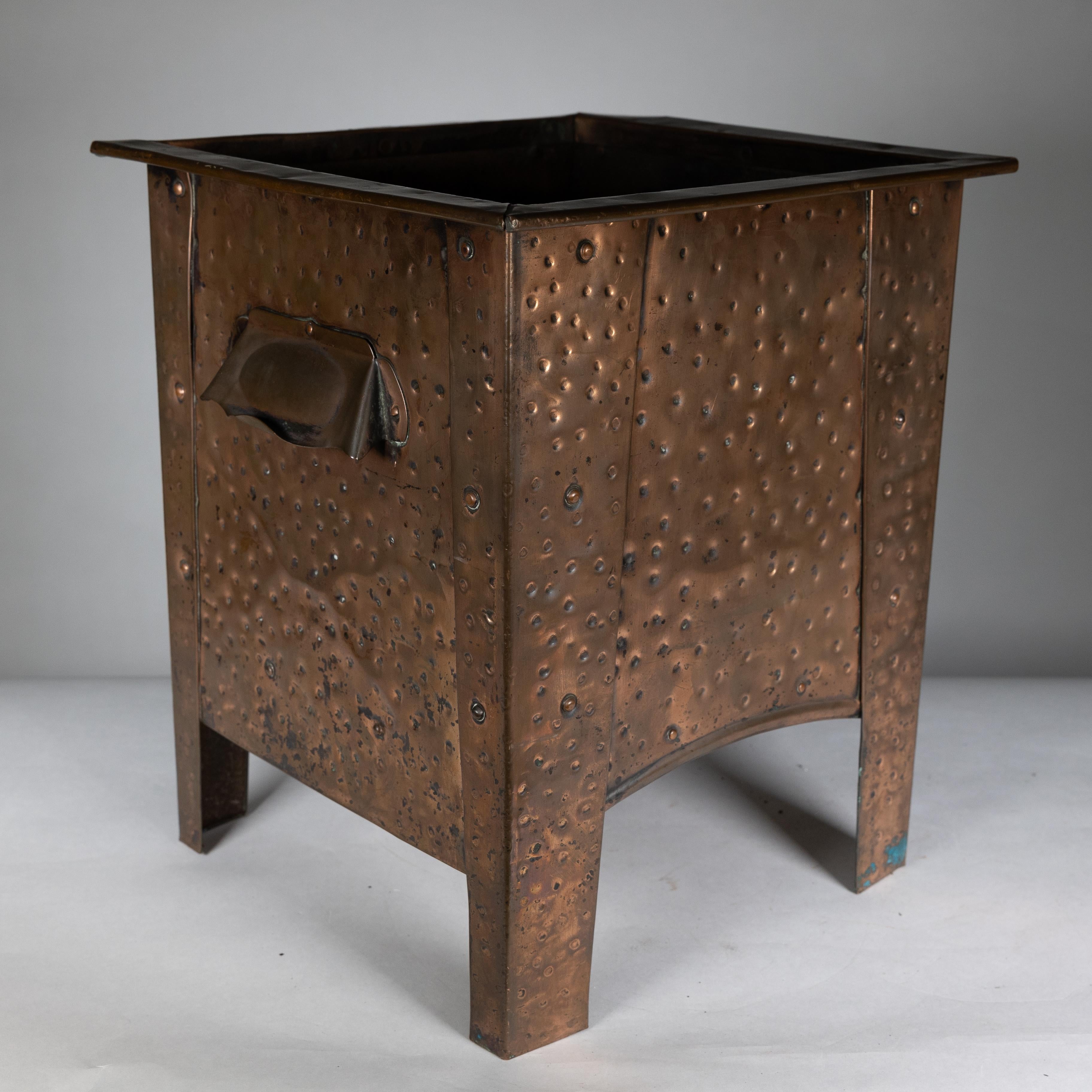 Carbonera de cobre con decoración floral de la Escuela de Artes y Oficios de Glasgow Escocés en venta