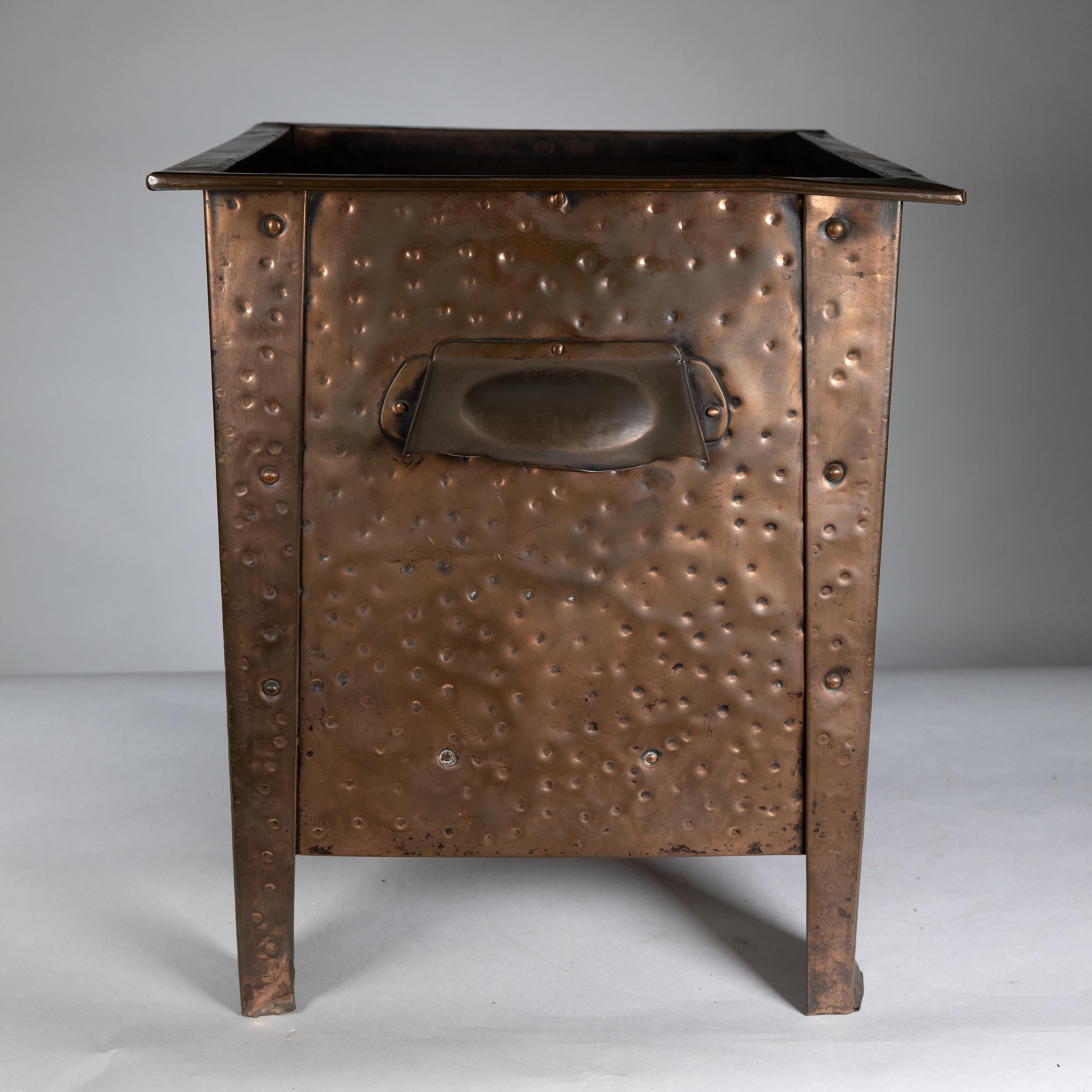 Carbonera de cobre con decoración floral de la Escuela de Artes y Oficios de Glasgow en Bueno estado para la venta en London, GB