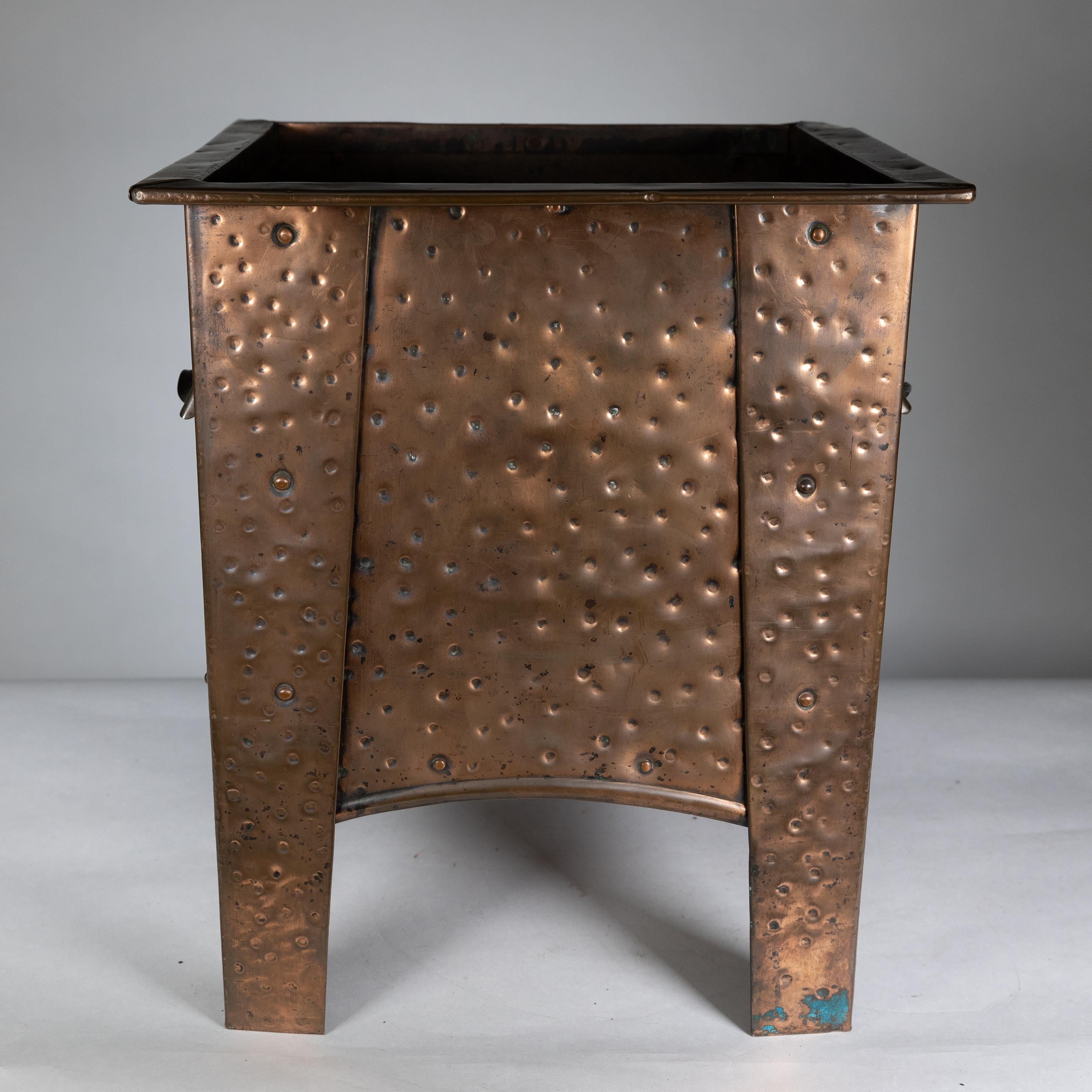 Carbonera de cobre con decoración floral de la Escuela de Artes y Oficios de Glasgow principios del siglo XX en venta