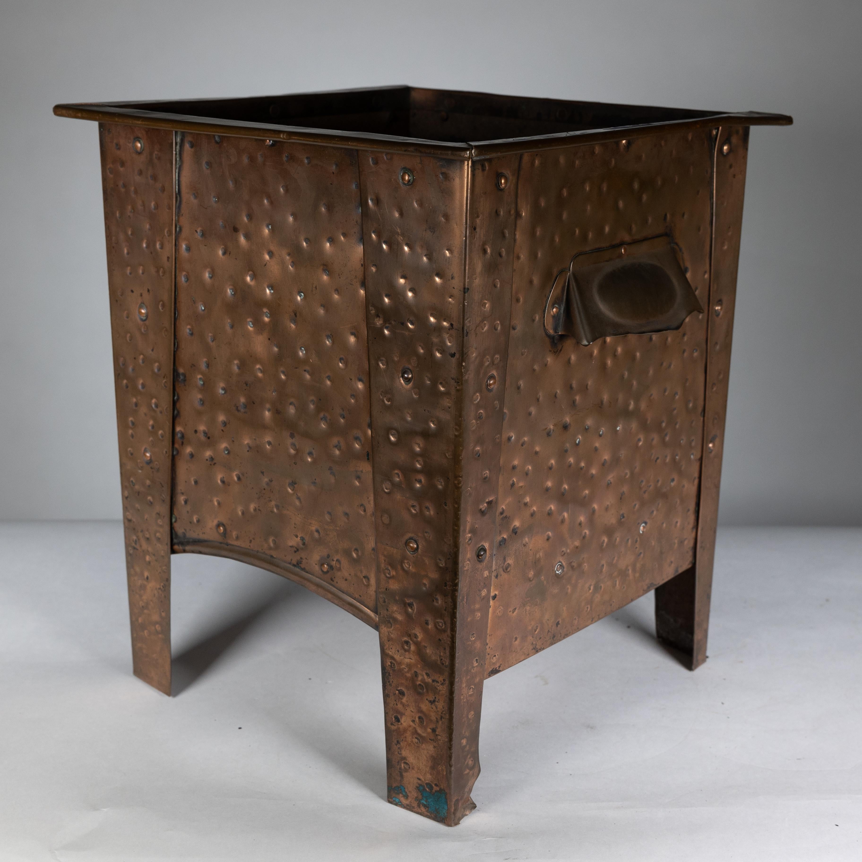 Carbonera de cobre con decoración floral de la Escuela de Artes y Oficios de Glasgow Cobre en venta