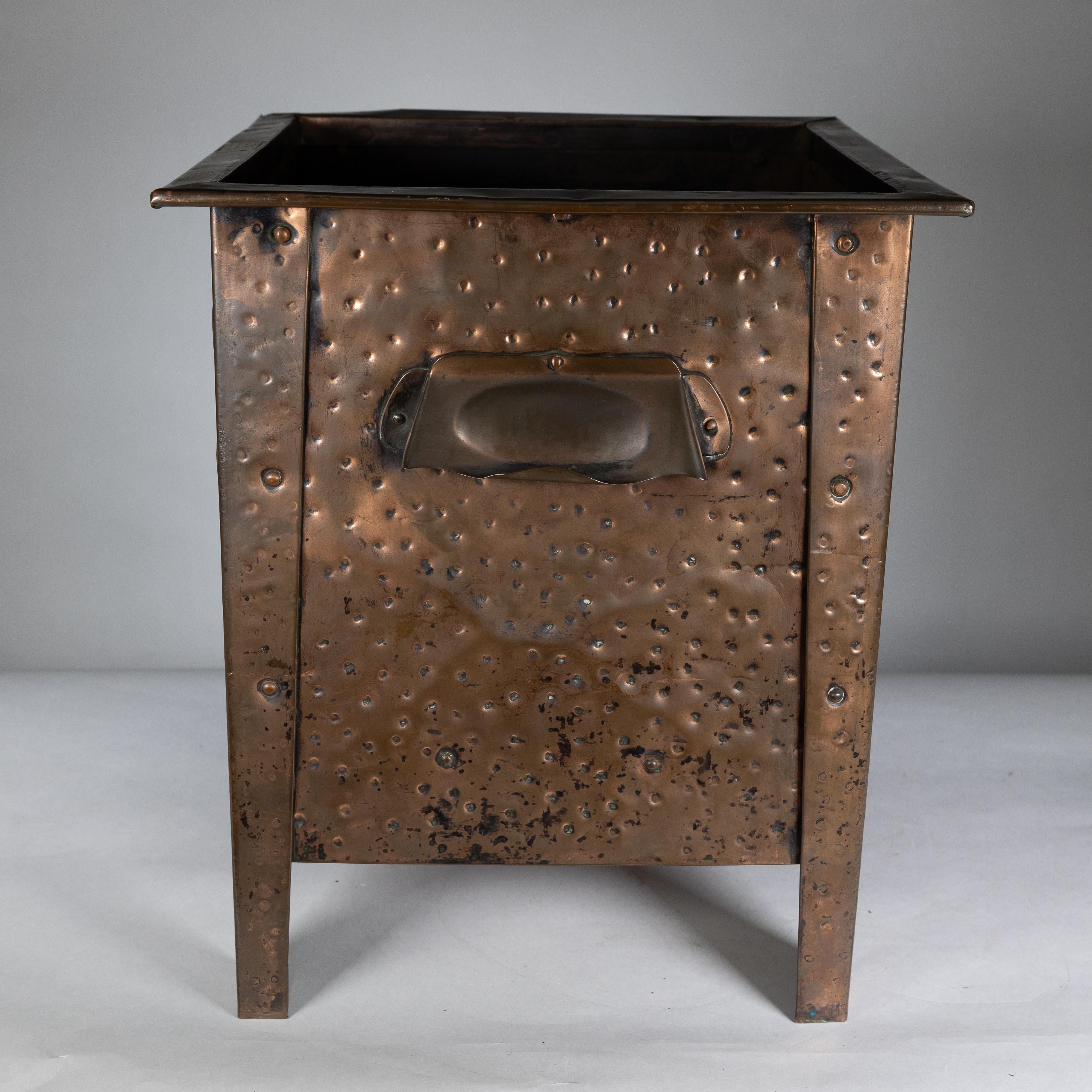 Carbonera de cobre con decoración floral de la Escuela de Artes y Oficios de Glasgow en venta 1