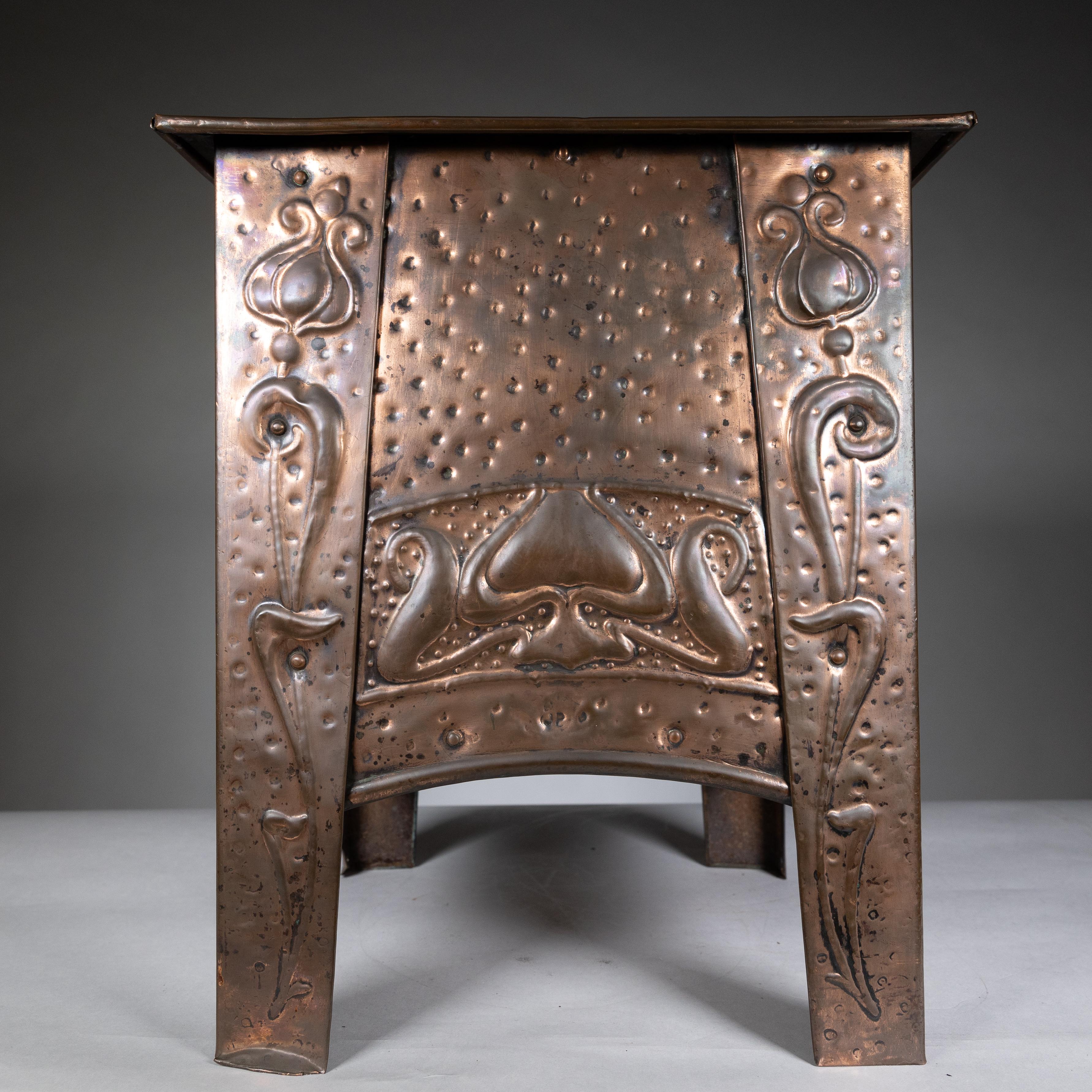 Carbonera de cobre con decoración floral de la Escuela de Artes y Oficios de Glasgow en venta 2