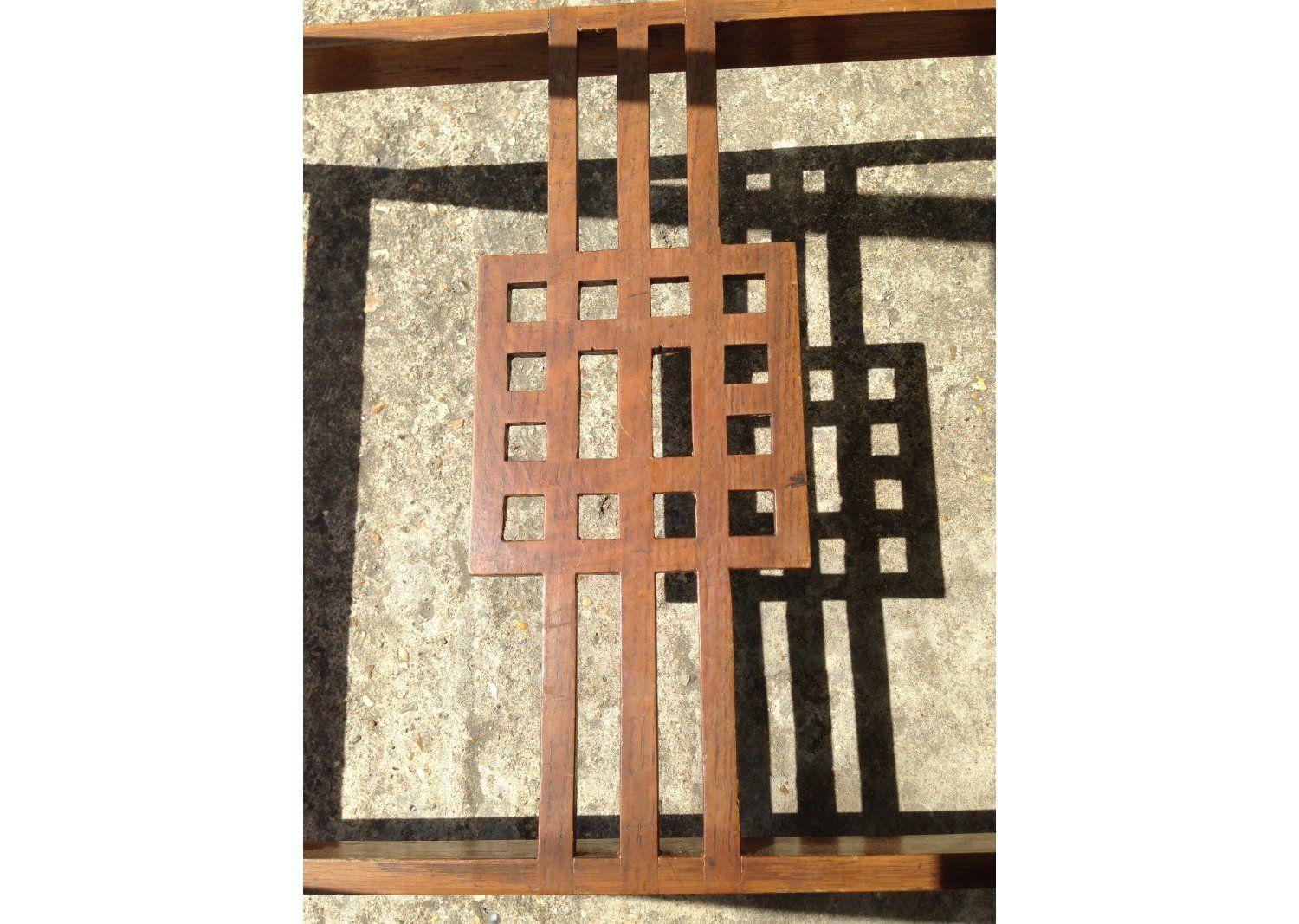 An Arts and Crafts Glasgow style oak Side table with square details In Good Condition For Sale In London, GB
