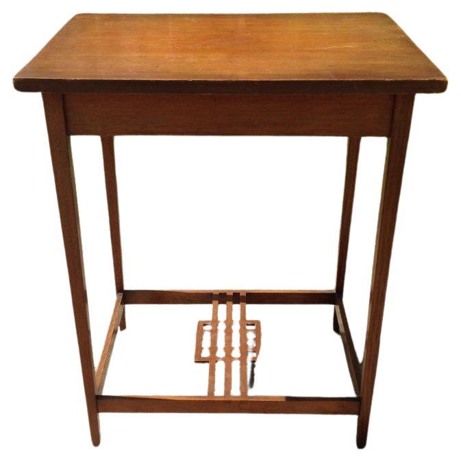 Ein Beistelltisch aus Eiche im Stil von Arts and Crafts Glasgow mit quadratischen Details