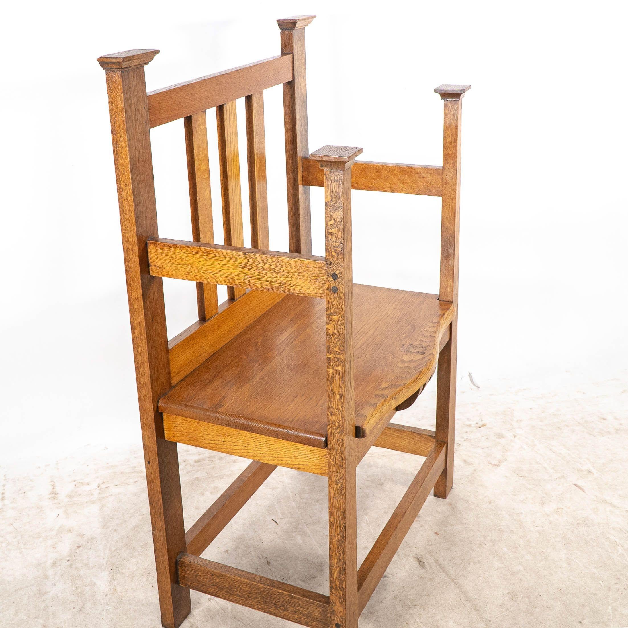 Un sedile da sala in stile Glasgow, realizzato in stile Arts and Crafts, con piani allungati con cappuccio. in vendita 5
