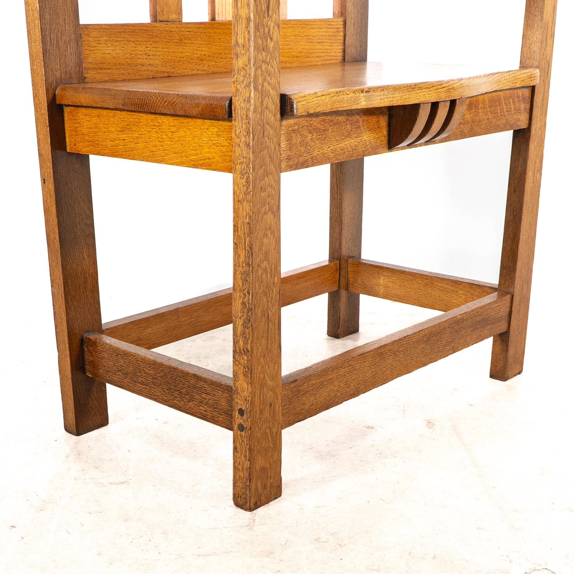 Un sedile da sala in stile Glasgow, realizzato in stile Arts and Crafts, con piani allungati con cappuccio. in vendita 6