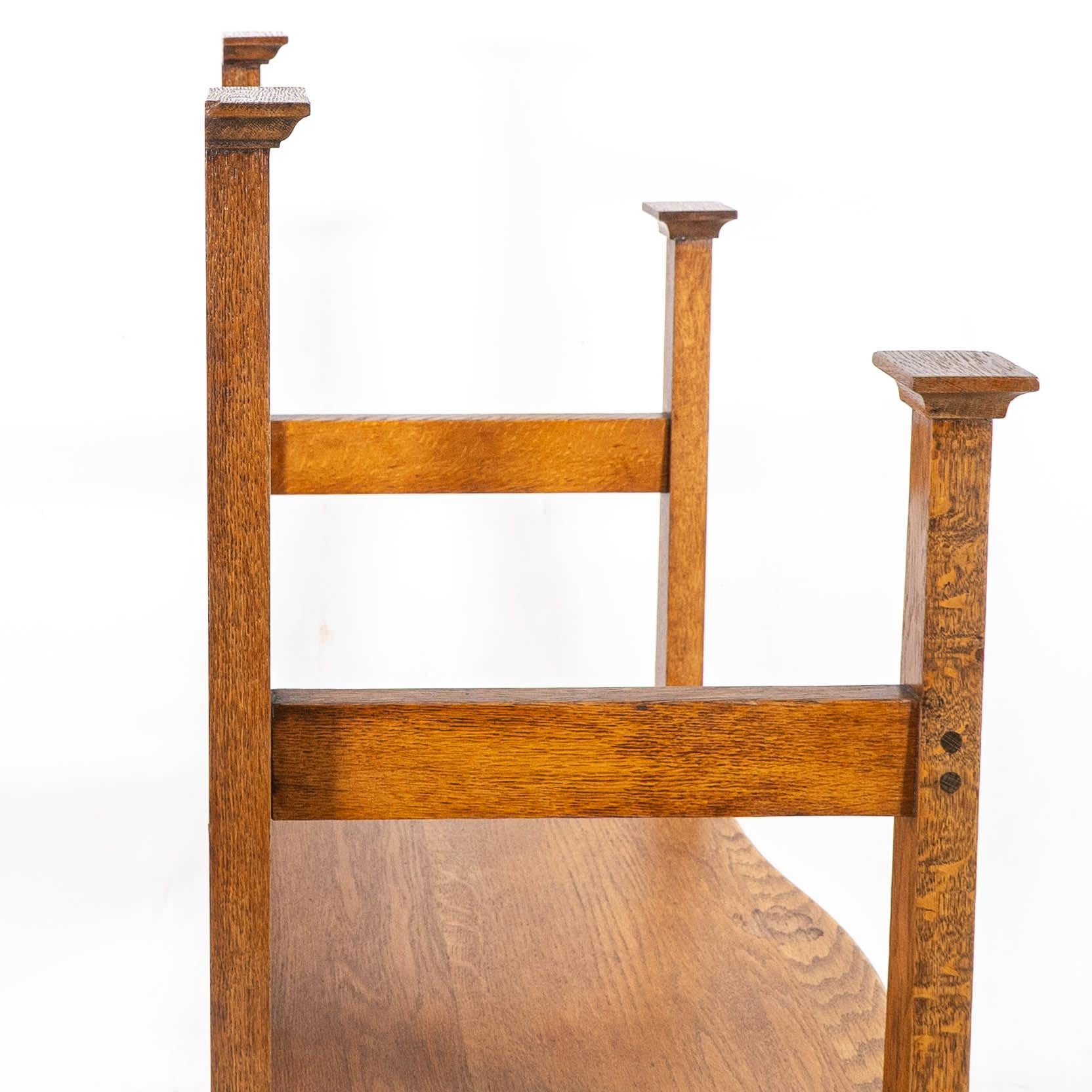 Un sedile da sala in stile Glasgow, realizzato in stile Arts and Crafts, con piani allungati con cappuccio. in vendita 8