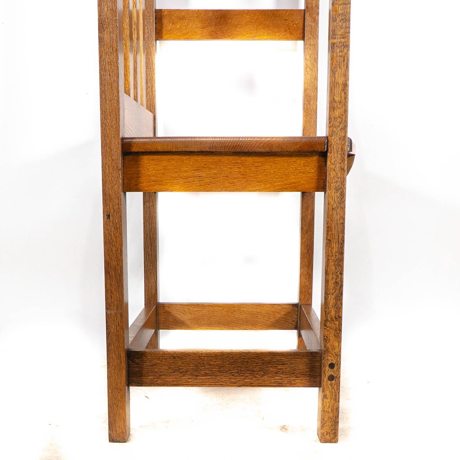 Un sedile da sala in stile Glasgow, realizzato in stile Arts and Crafts, con piani allungati con cappuccio. in vendita 9