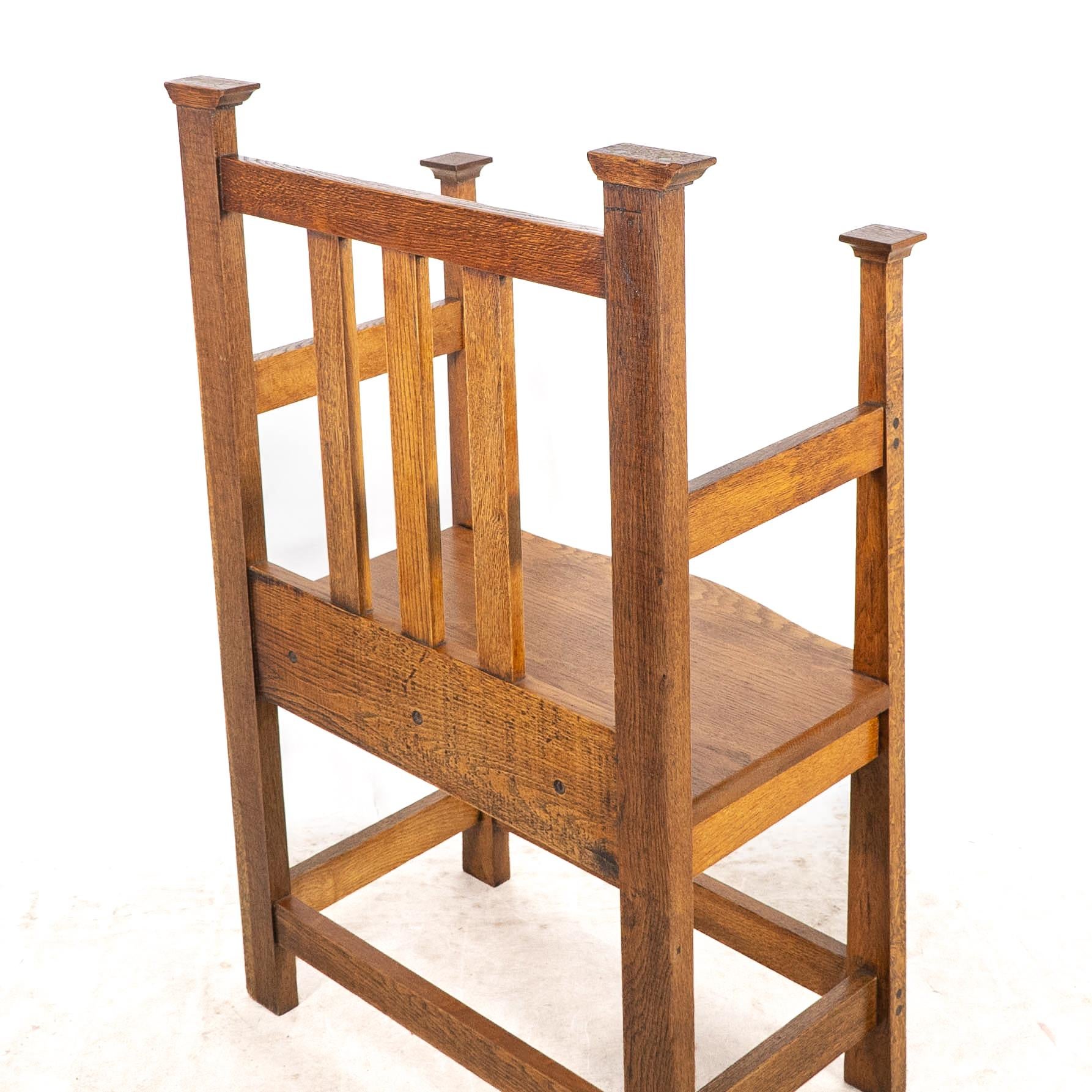 Un sedile da sala in stile Glasgow, realizzato in stile Arts and Crafts, con piani allungati con cappuccio. in vendita 10