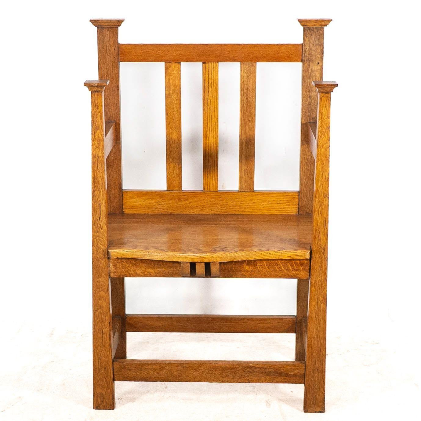 Seduta da sala Arts and Crafts in stile Glasgow con piani allungati con CAP e dettagli curvi sulla parte anteriore della seduta con supporti sagomati.