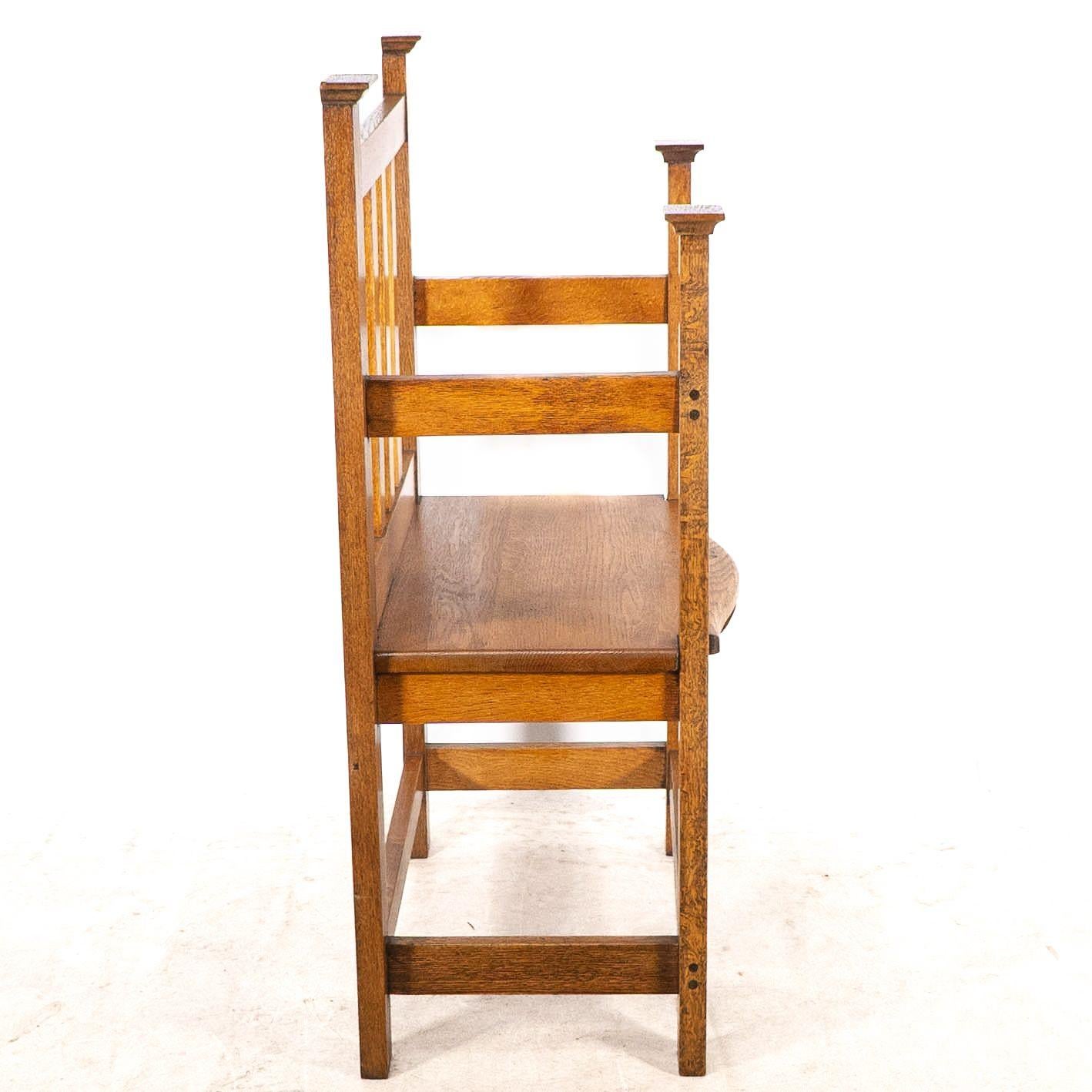 Un sedile da sala in stile Glasgow, realizzato in stile Arts and Crafts, con piani allungati con cappuccio. In condizioni buone in vendita a London, GB