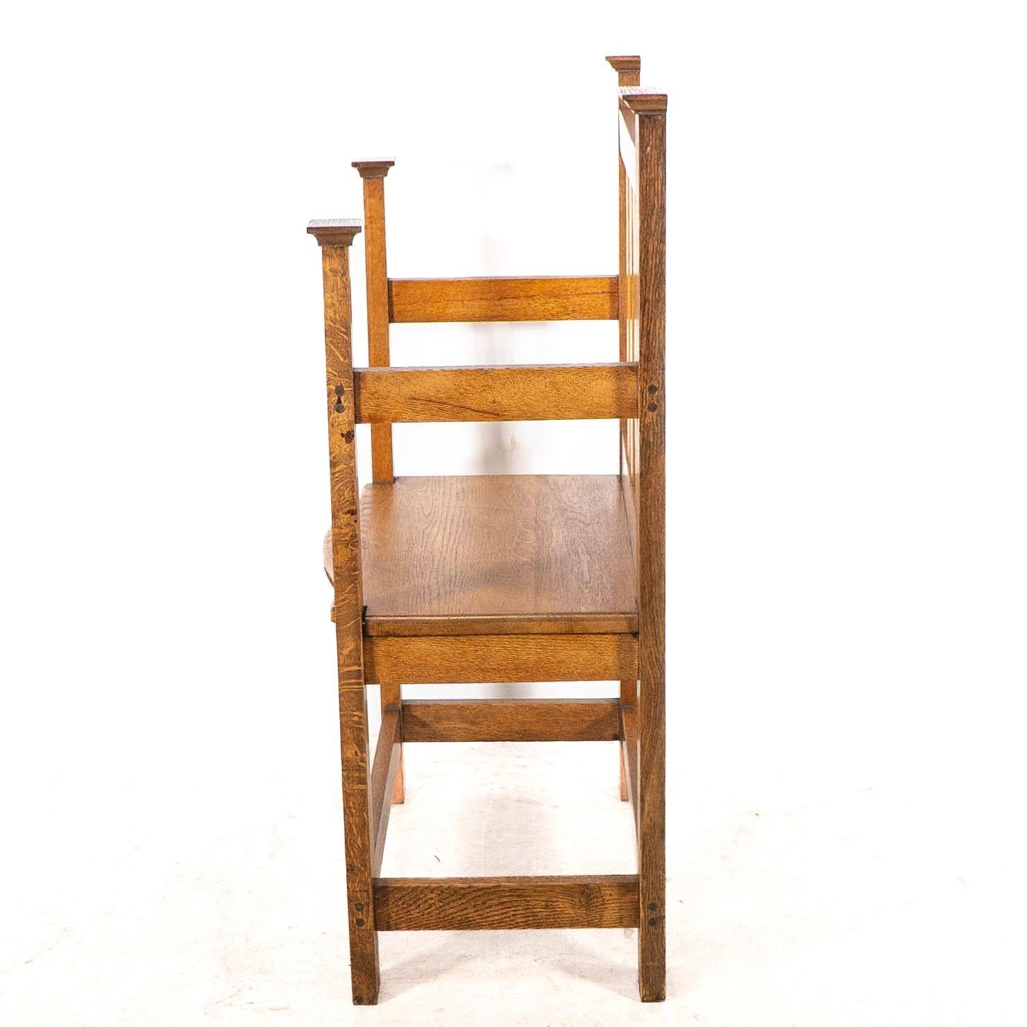 Fine XIX secolo Un sedile da sala in stile Glasgow, realizzato in stile Arts and Crafts, con piani allungati con cappuccio. in vendita