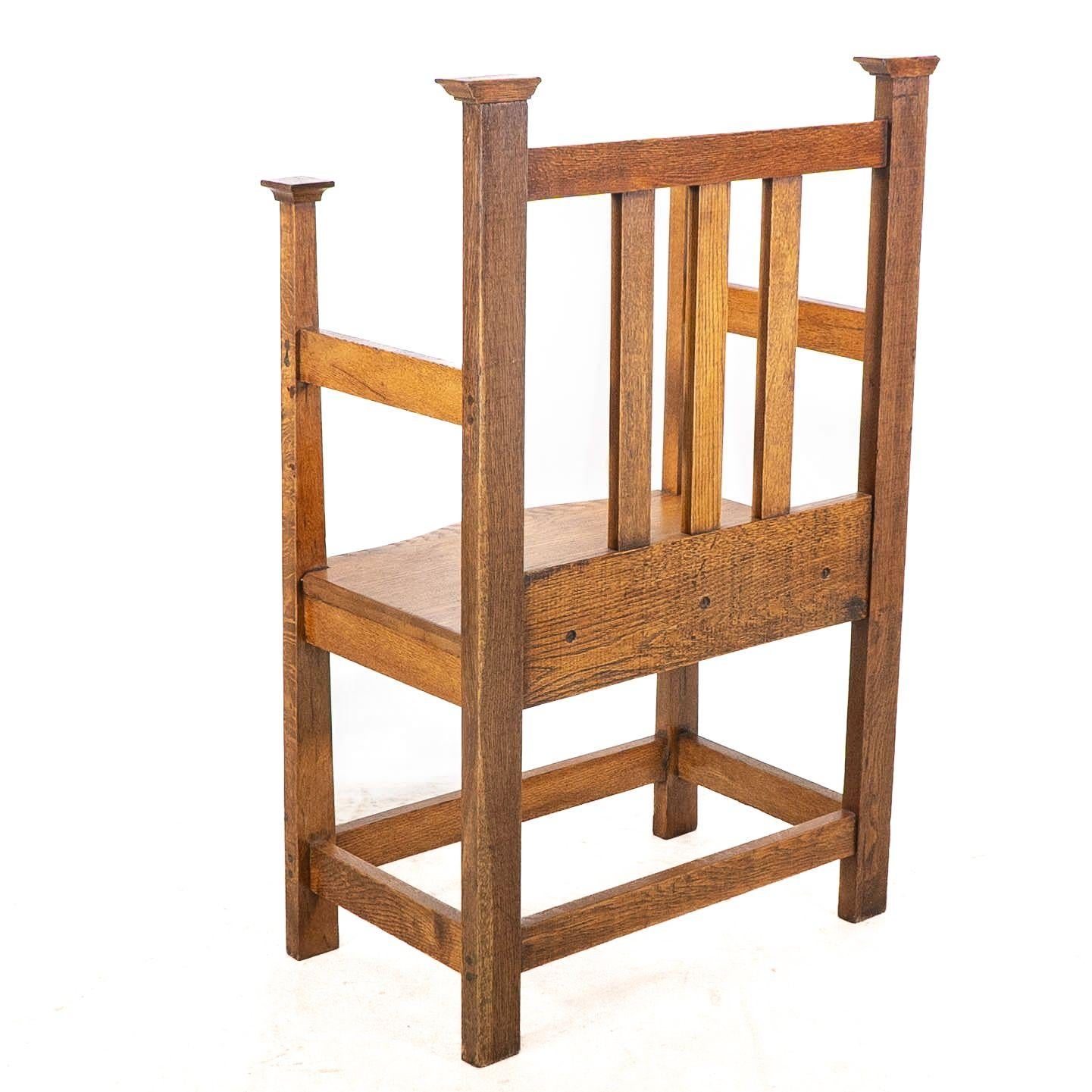 Quercia Un sedile da sala in stile Glasgow, realizzato in stile Arts and Crafts, con piani allungati con cappuccio. in vendita