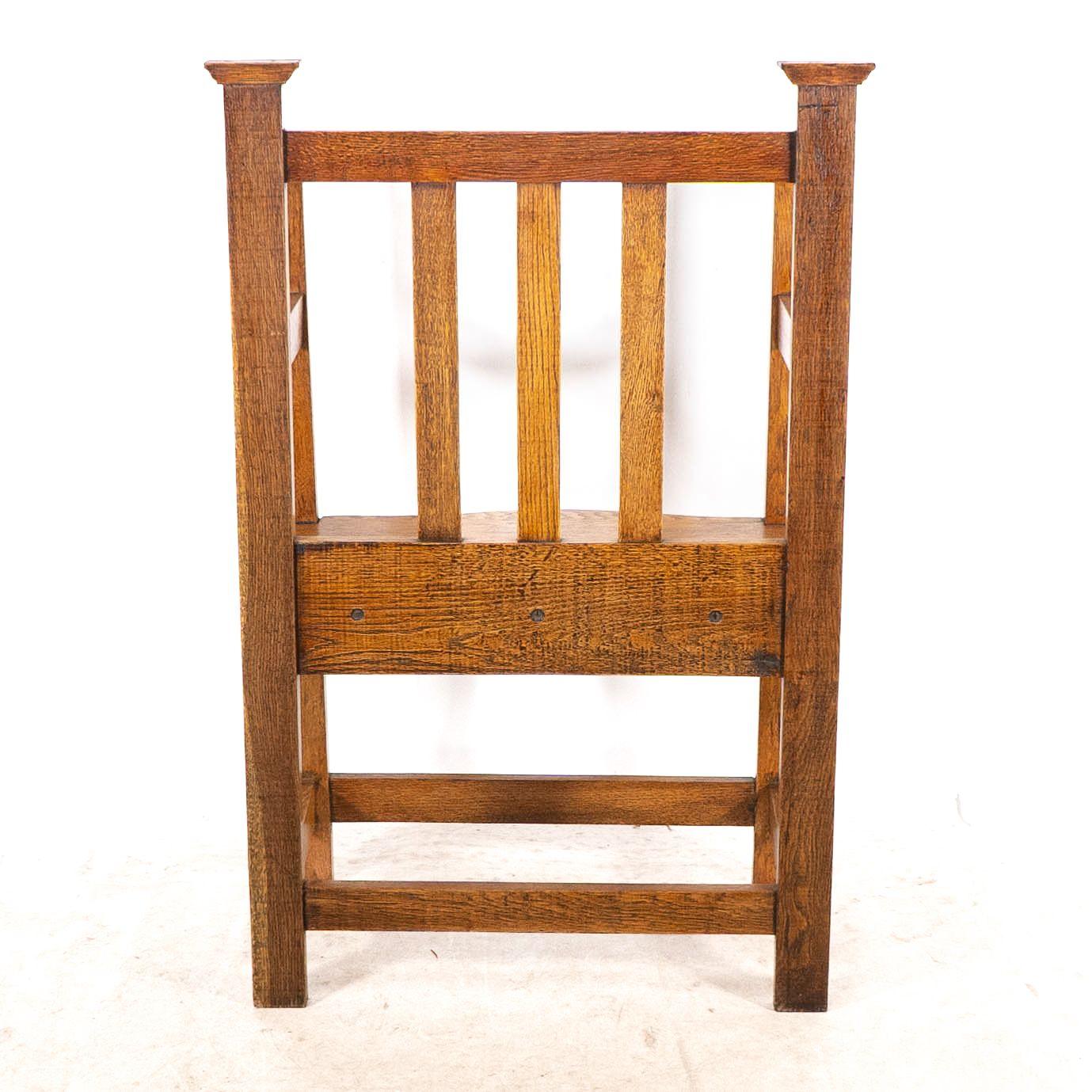 Un sedile da sala in stile Glasgow, realizzato in stile Arts and Crafts, con piani allungati con cappuccio. in vendita 1