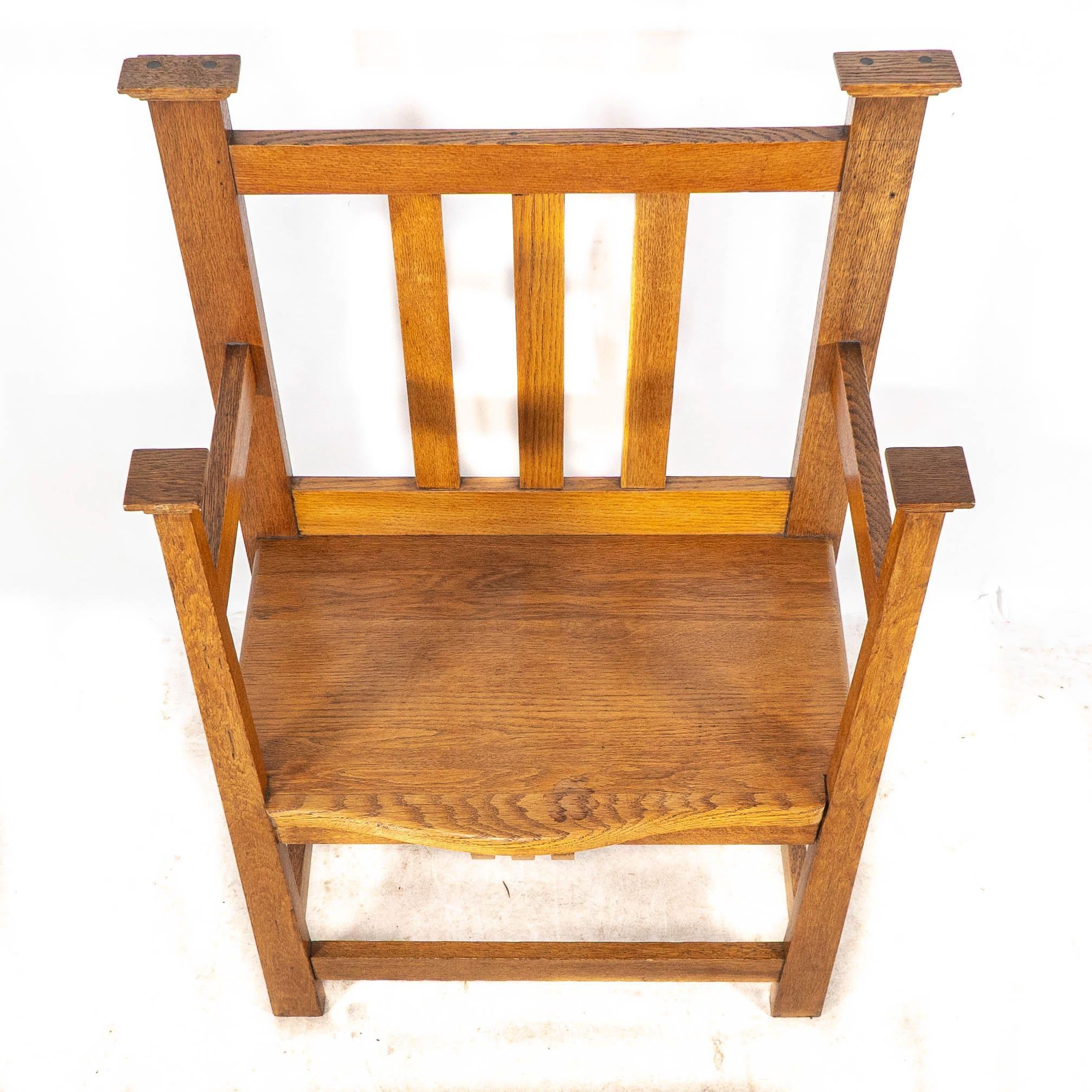 Un sedile da sala in stile Glasgow, realizzato in stile Arts and Crafts, con piani allungati con cappuccio. in vendita 3