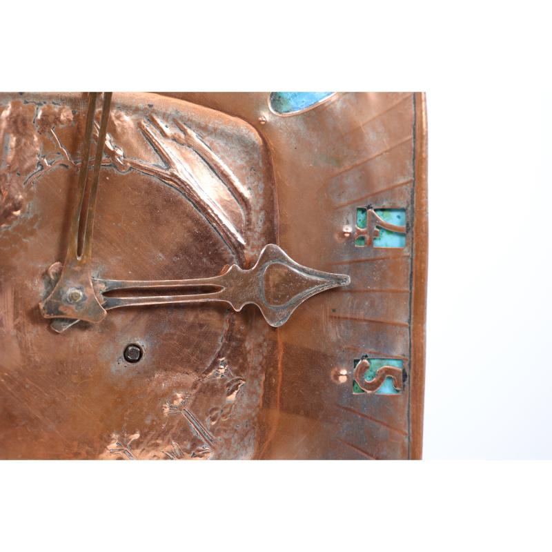 Eine handgeformte Wanduhr aus Kupfer und türkisblauer Emaille im Arts and Crafts-Stil im Zustand „Gut“ im Angebot in London, GB