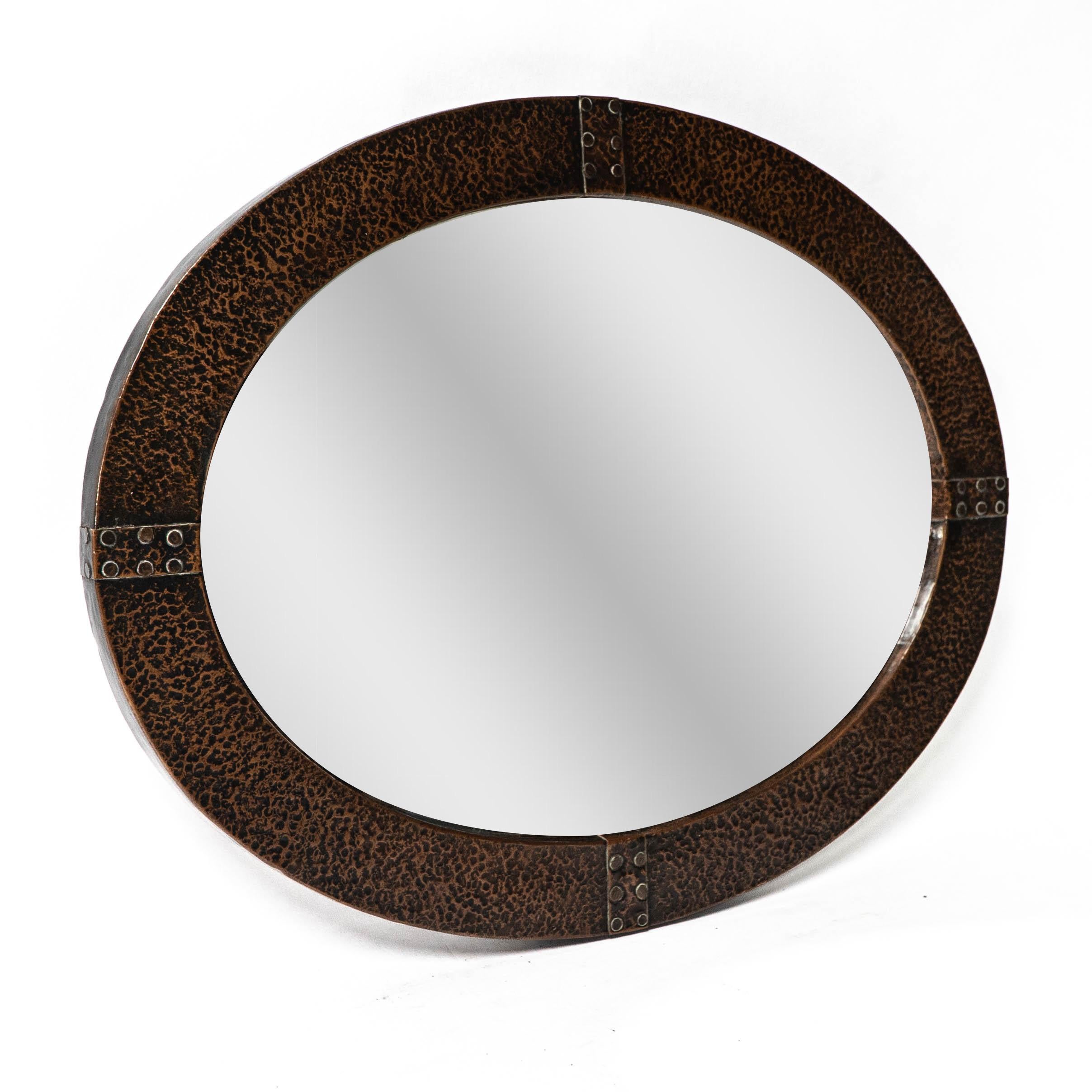 Anglais Miroir ovale Arts and Crafts martelé à la main avec sangles rivetées en vente
