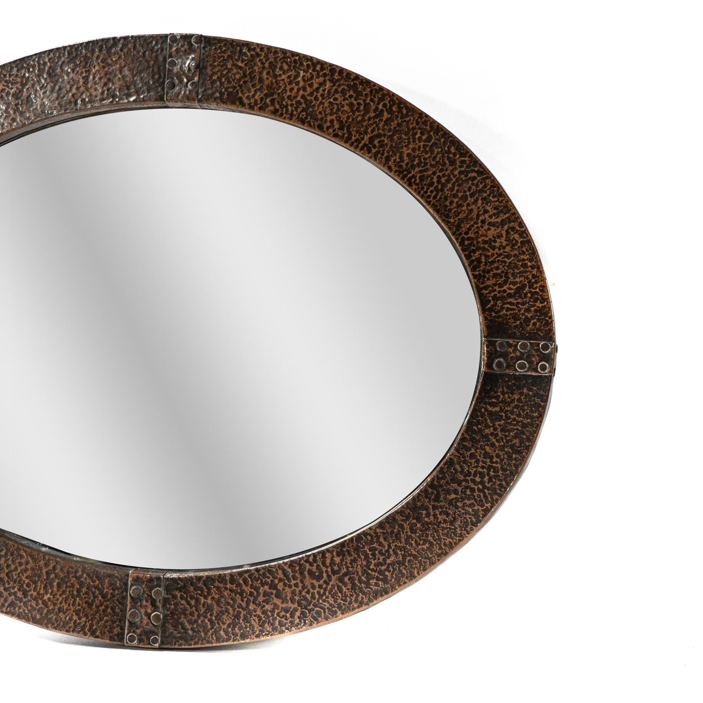 Début du 20ème siècle Miroir ovale Arts and Crafts martelé à la main avec sangles rivetées en vente