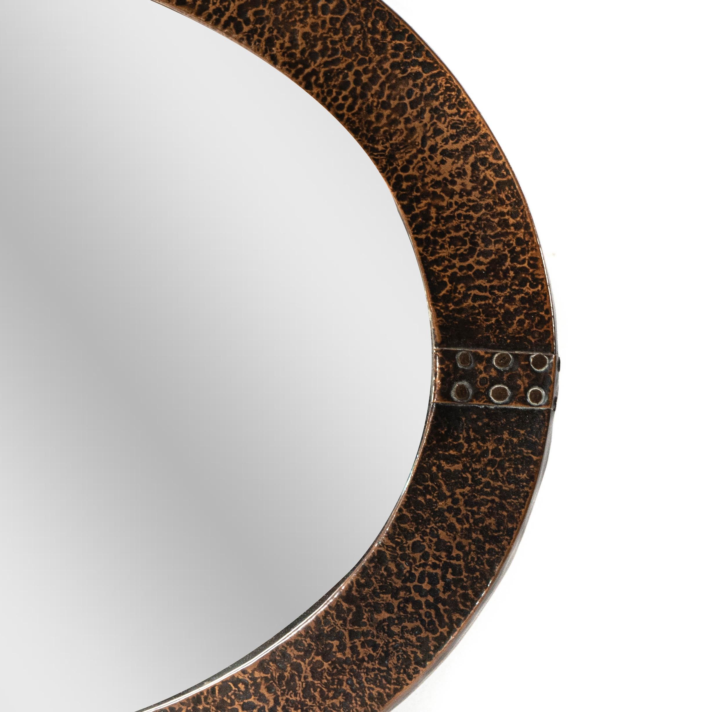 Miroir ovale Arts and Crafts martelé à la main avec sangles rivetées en vente 1