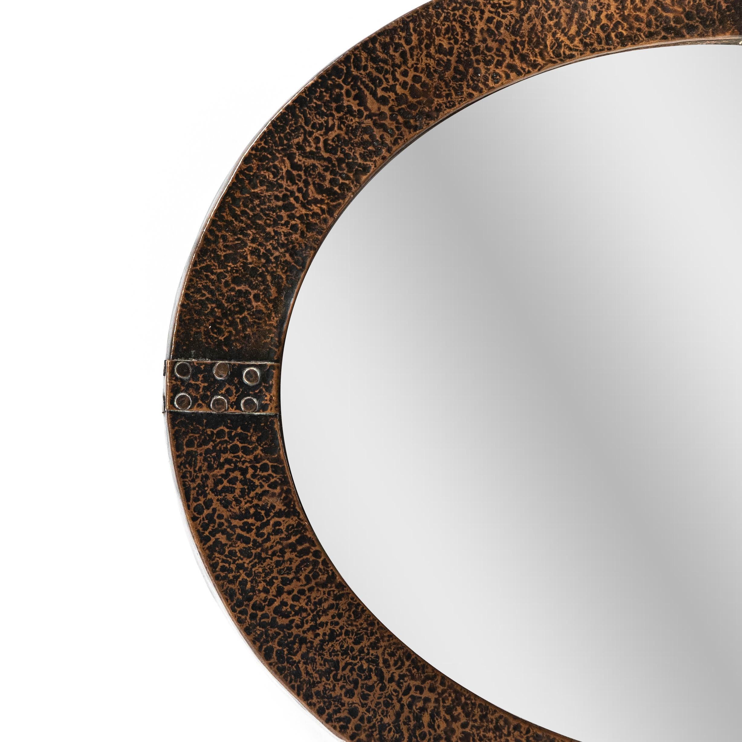 Miroir ovale Arts and Crafts martelé à la main avec sangles rivetées en vente 3