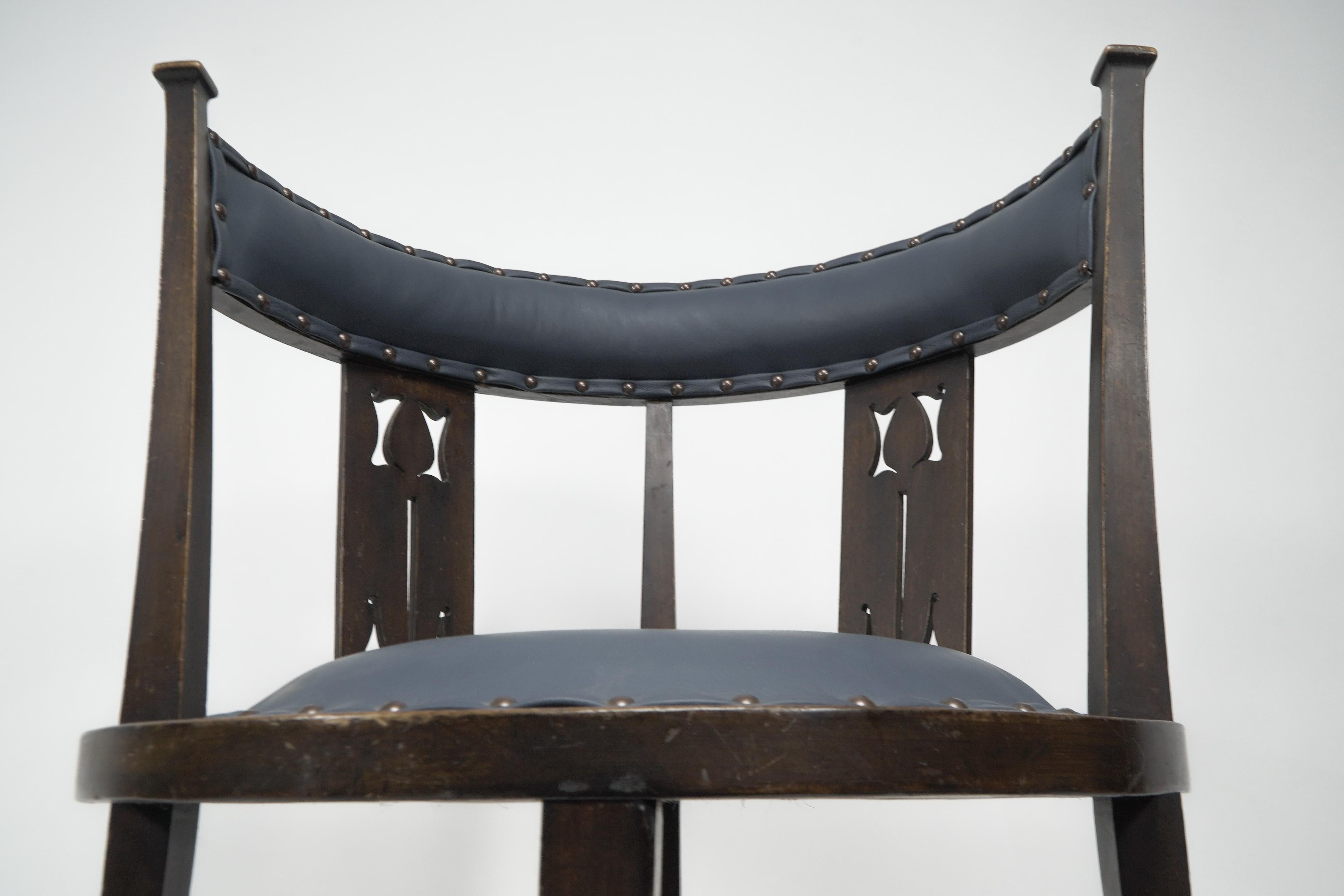 Una silla de bañera de caoba Arts and Crafts con estilizados recortes florales en venta 6