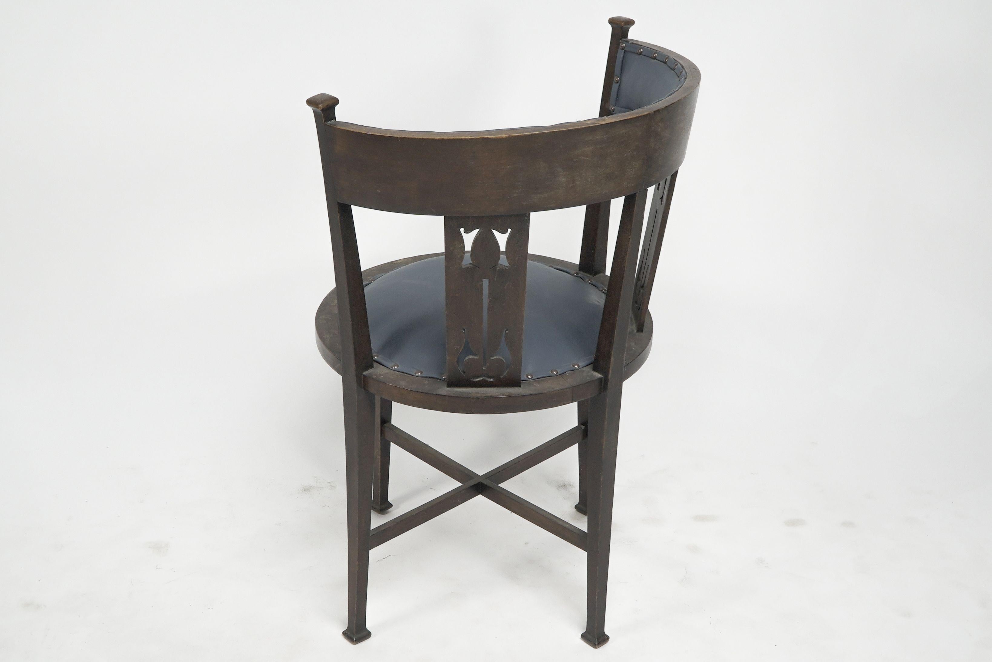 Una silla de bañera de caoba Arts and Crafts con estilizados recortes florales Artes y manualidades en venta