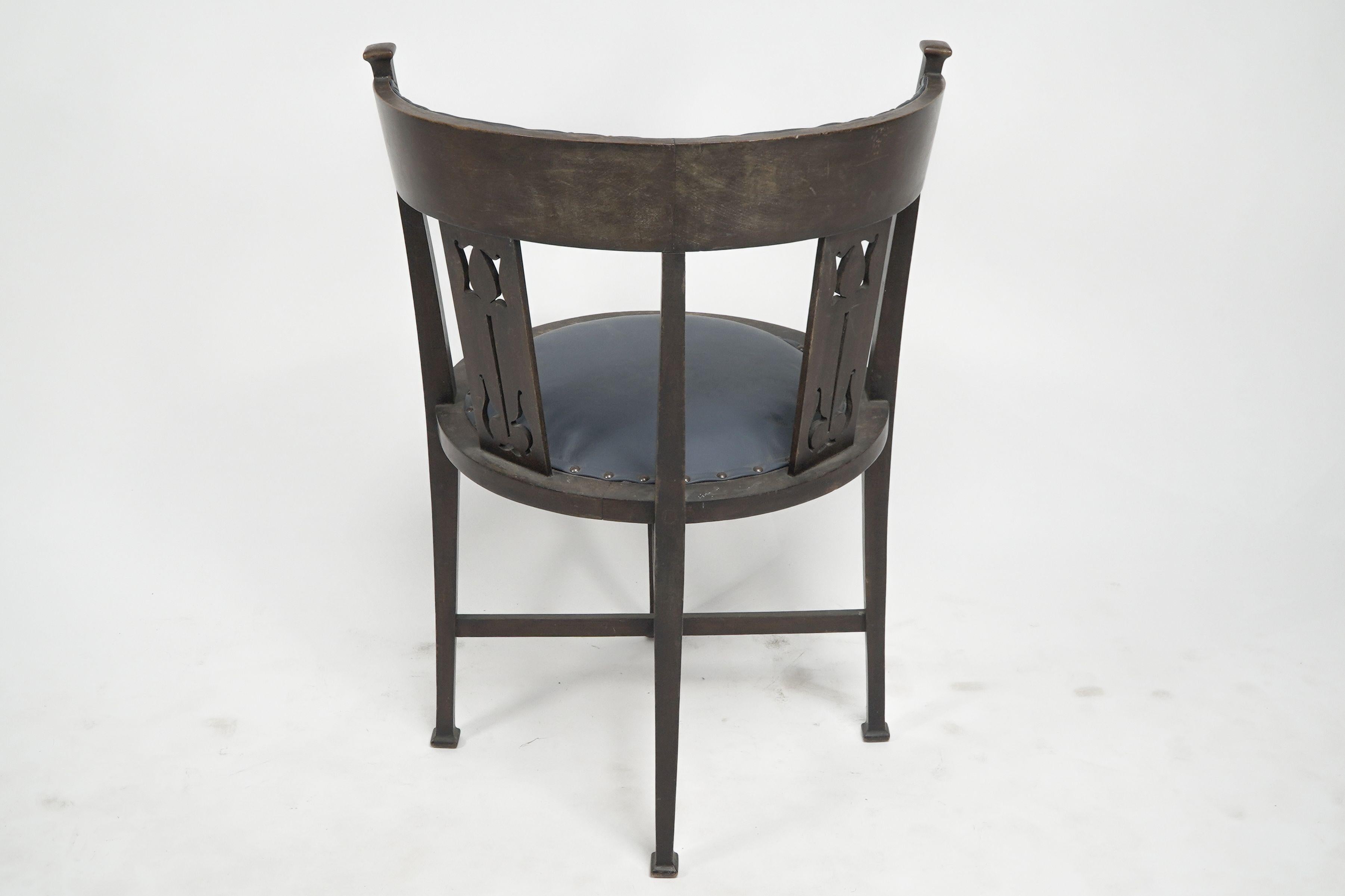 Una silla de bañera de caoba Arts and Crafts con estilizados recortes florales Inglés en venta