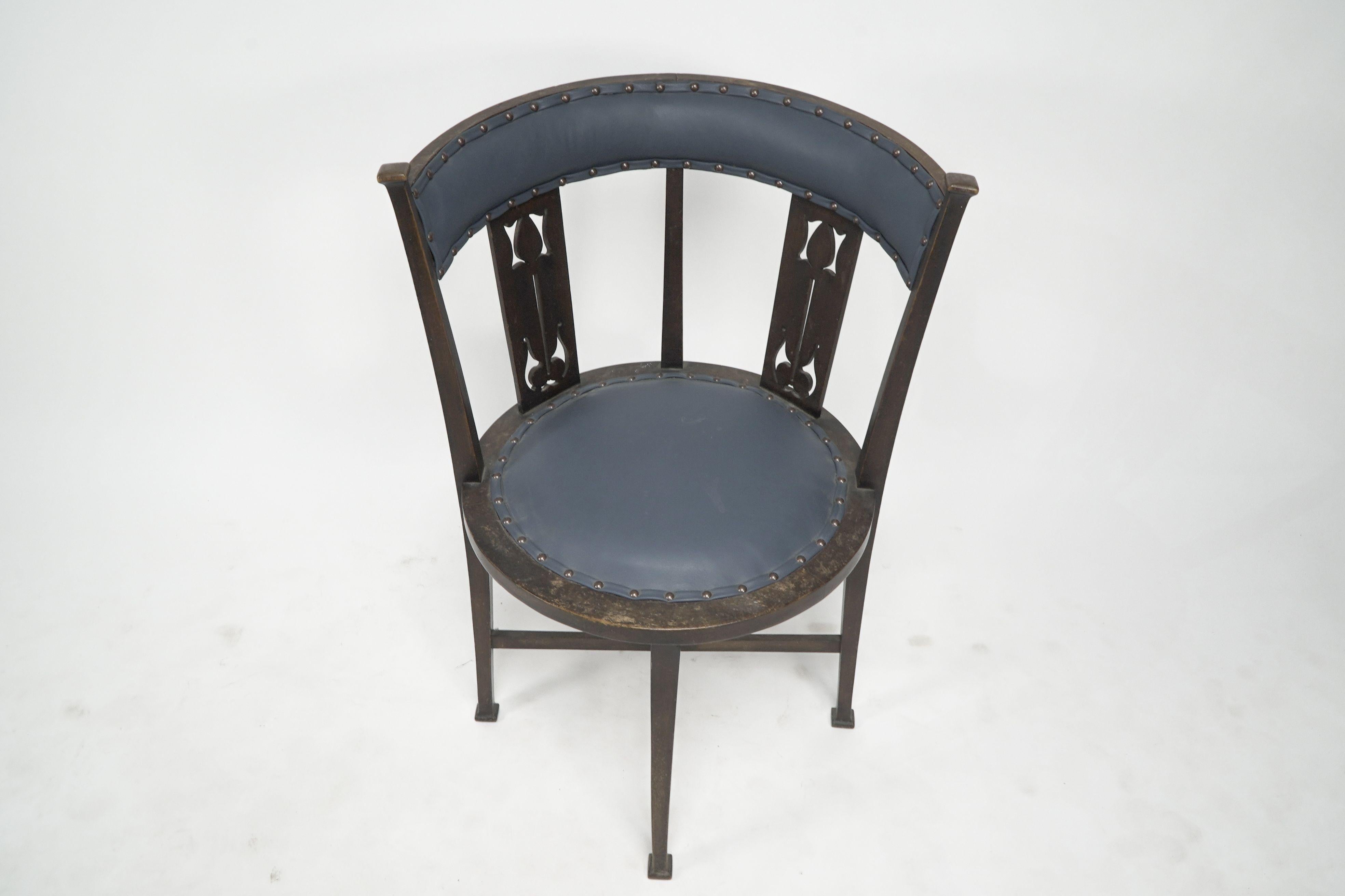 Una silla de bañera de caoba Arts and Crafts con estilizados recortes florales principios del siglo XX en venta