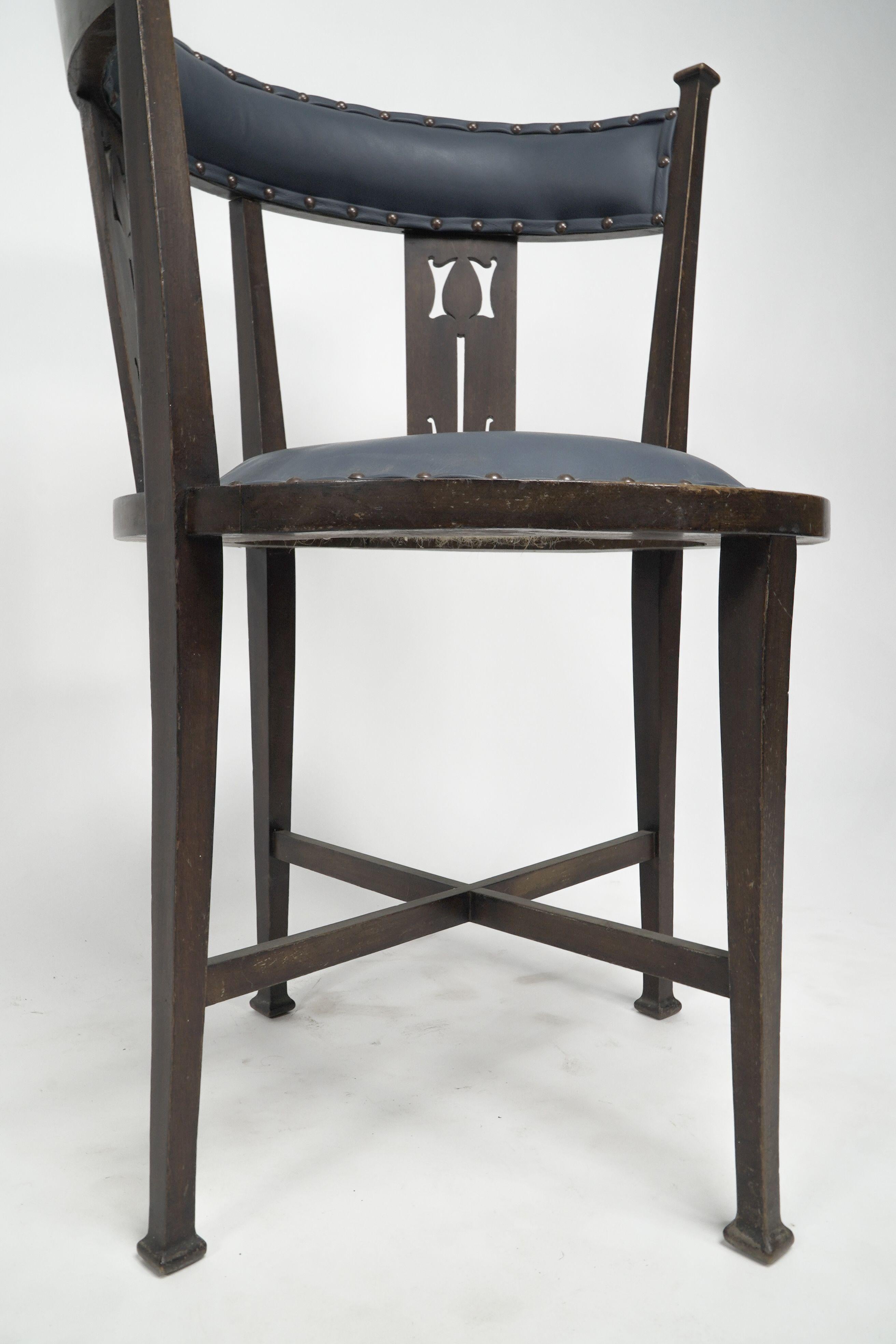 Una silla de bañera de caoba Arts and Crafts con estilizados recortes florales en venta 1