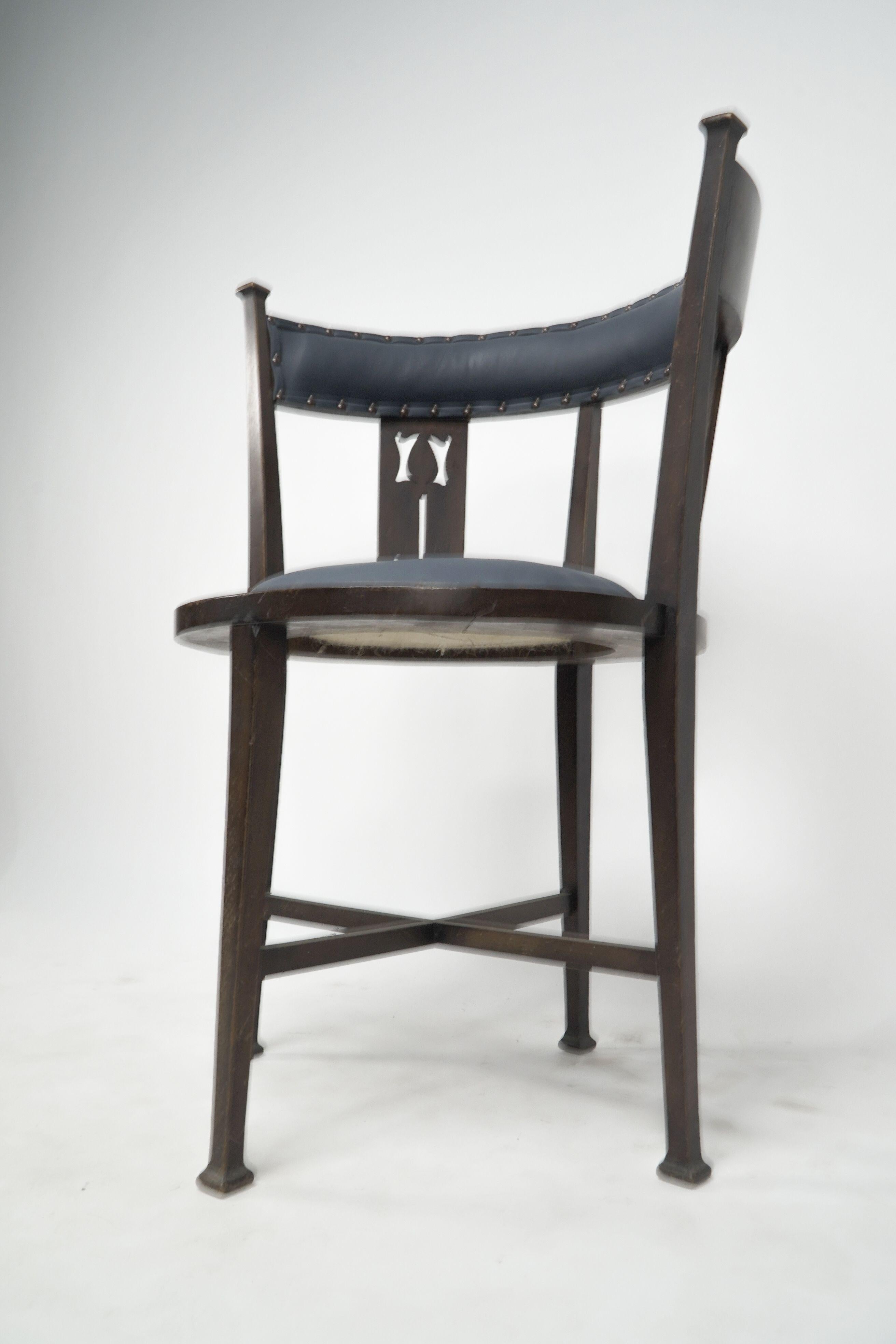 Una silla de bañera de caoba Arts and Crafts con estilizados recortes florales en venta 2