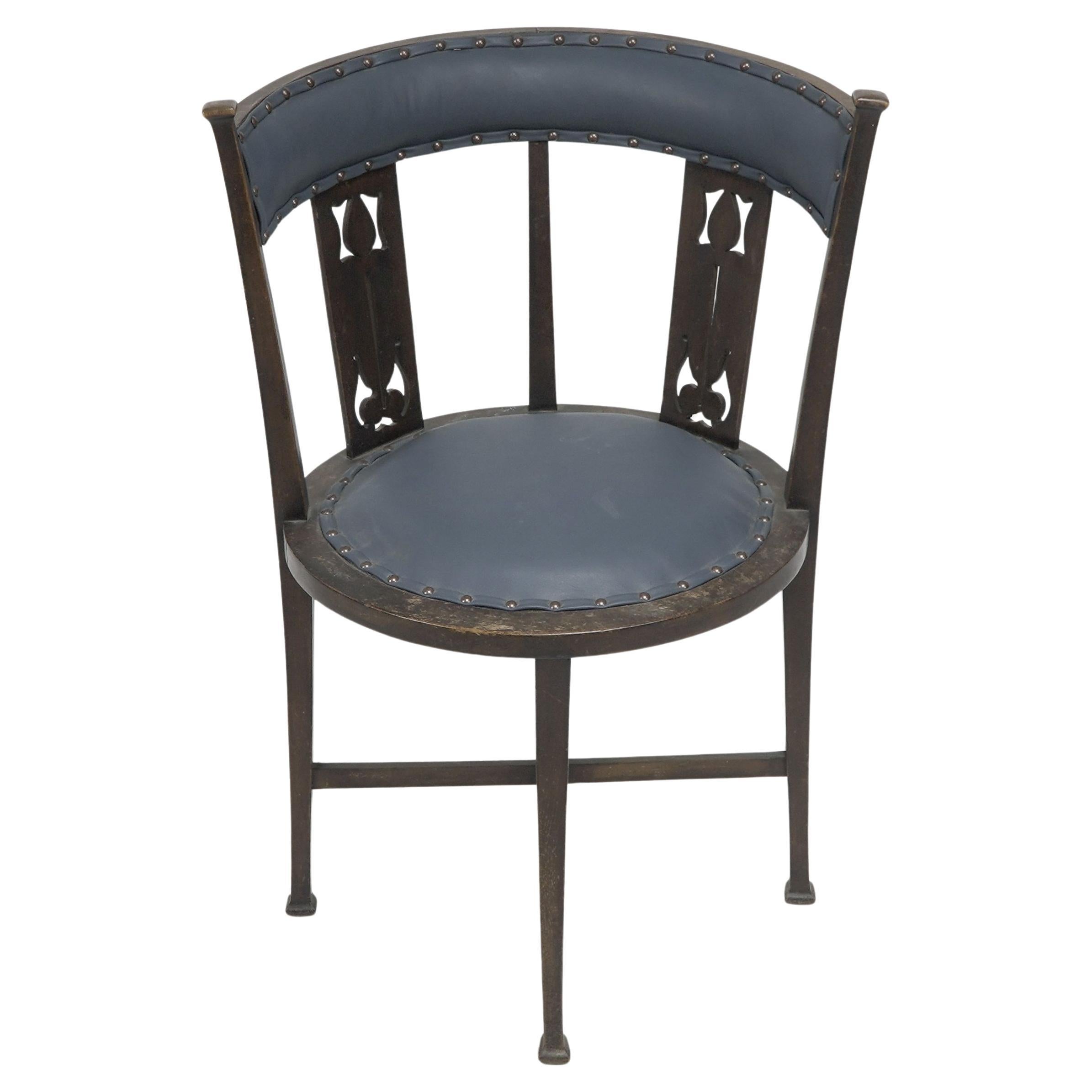 Una silla de bañera de caoba Arts and Crafts con estilizados recortes florales en venta