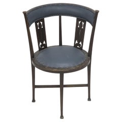 Une chaise tubulaire Arts and Crafts en acajou avec des découpes florales stylisées