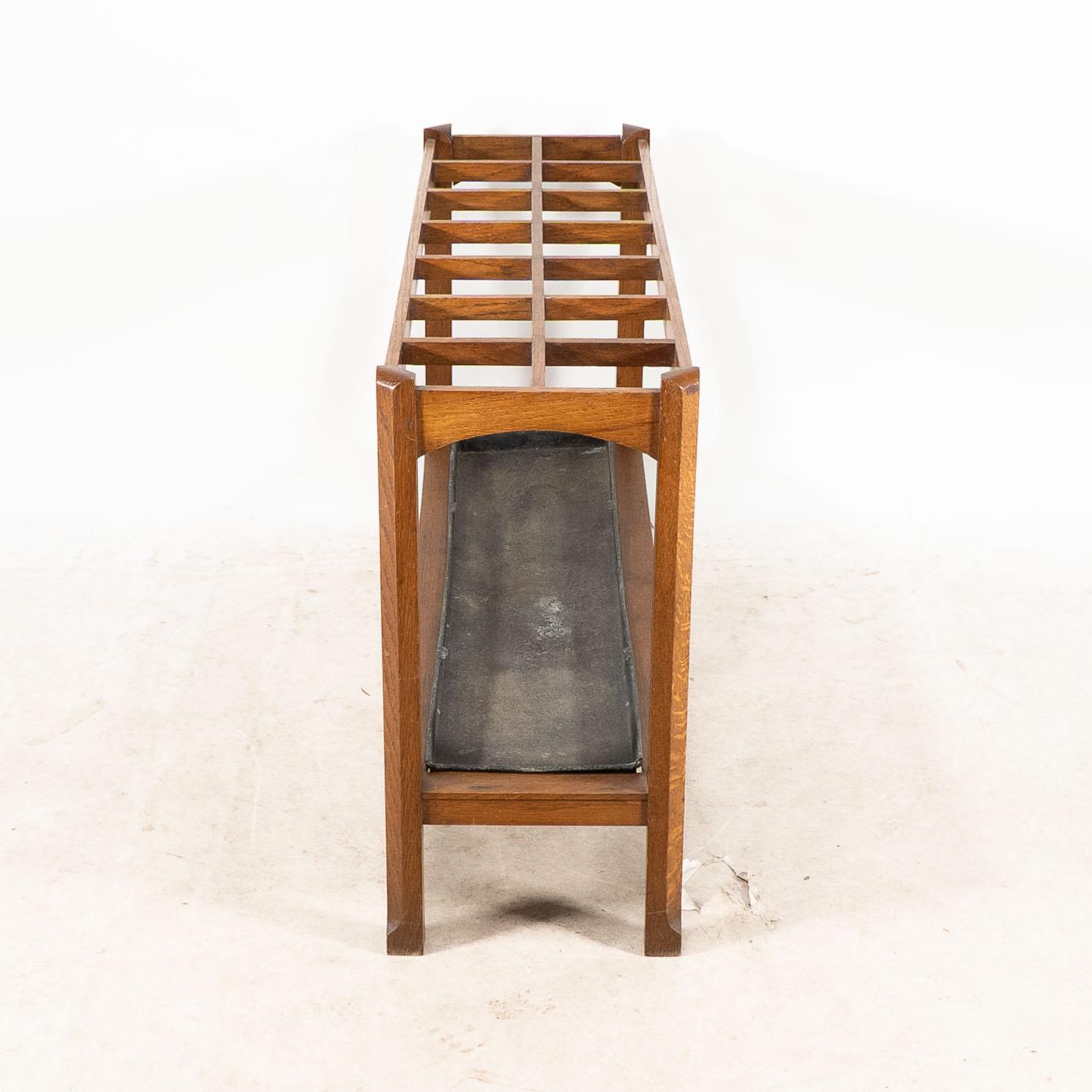 An Arts and Crafts oak stick and umbrella stand with fourteen sections In Good Condition For Sale In London, GB
