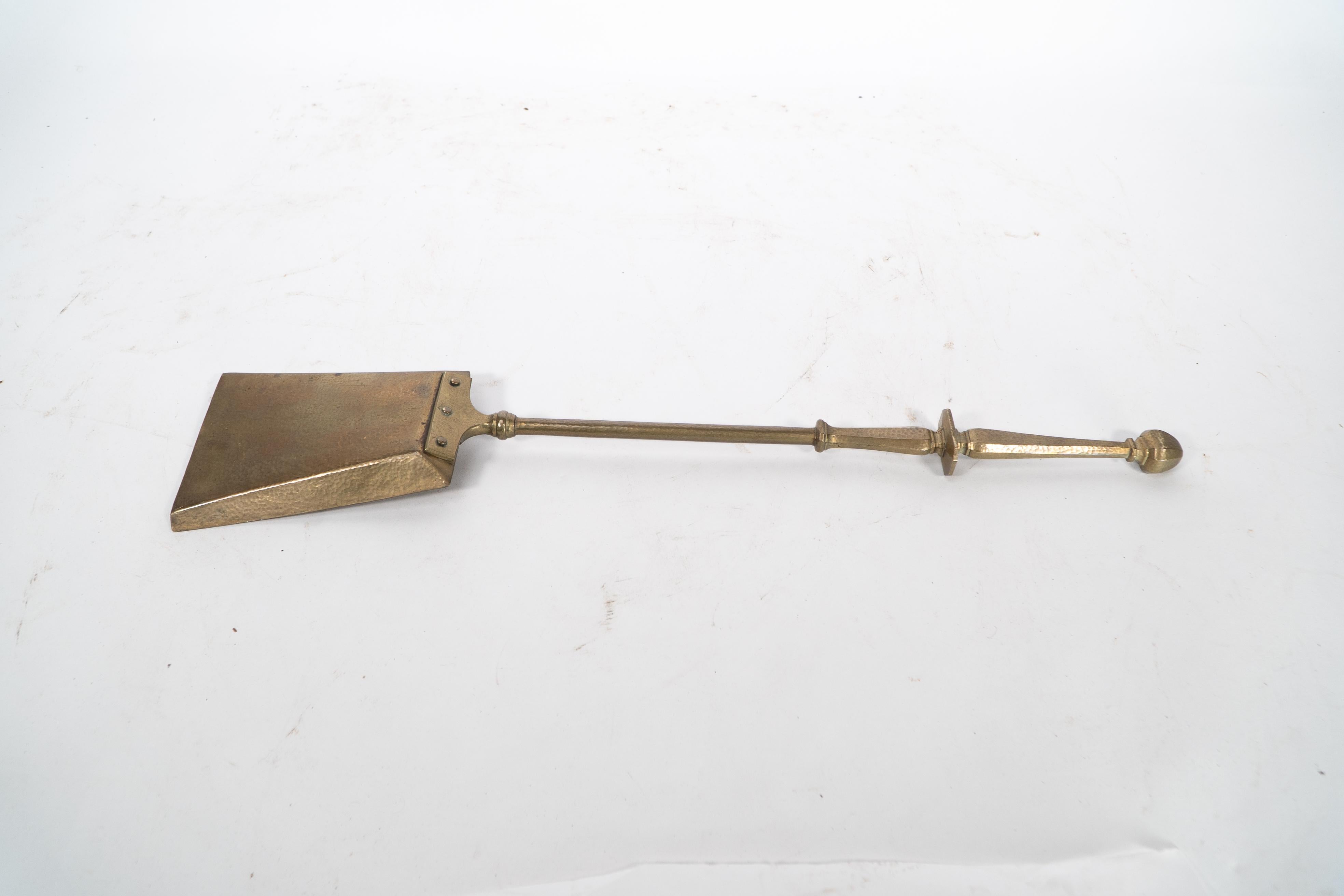 An Arts and Crafts set of brass fire dogs and matching utensils For Sale 6