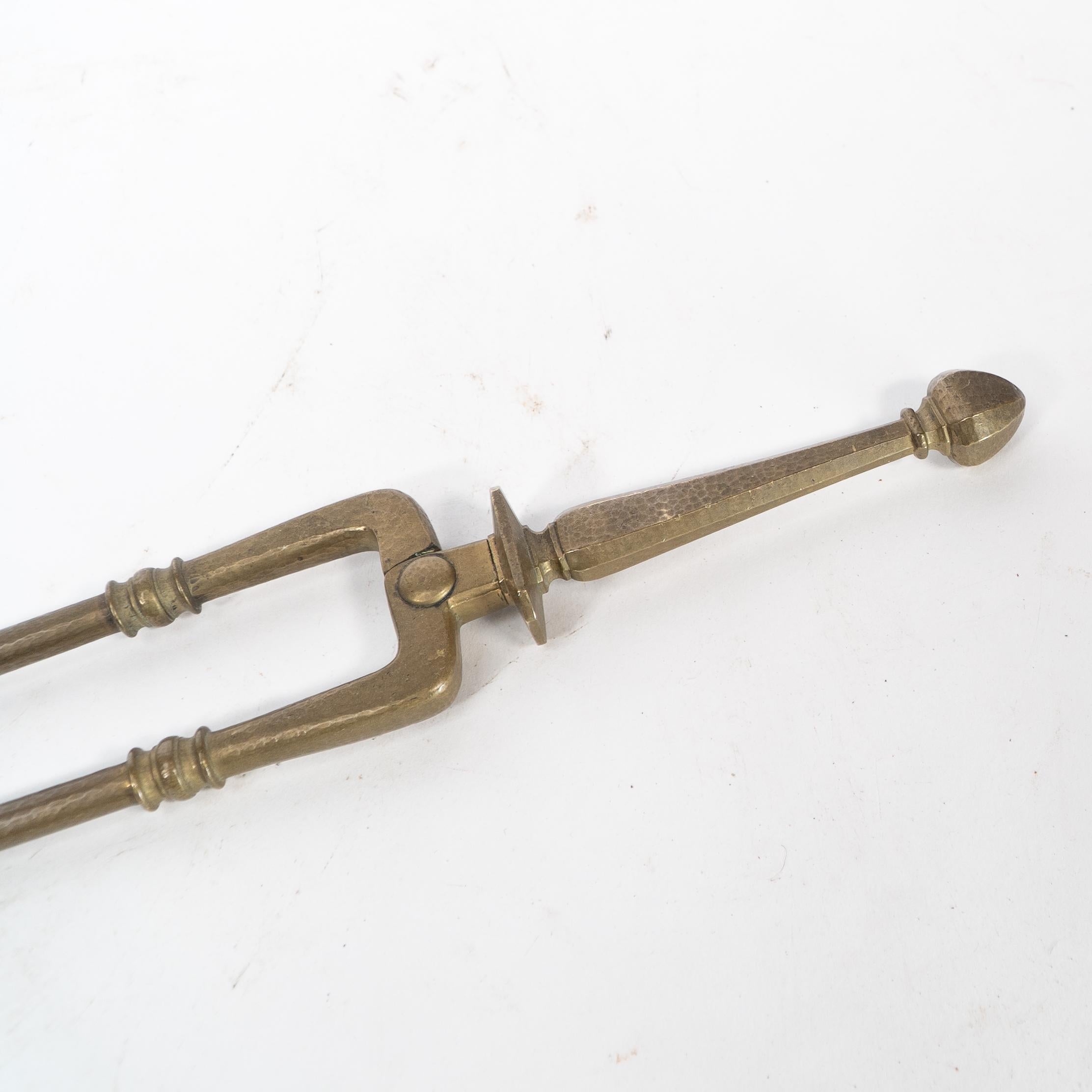 An Arts and Crafts set of brass fire dogs and matching utensils For Sale 10