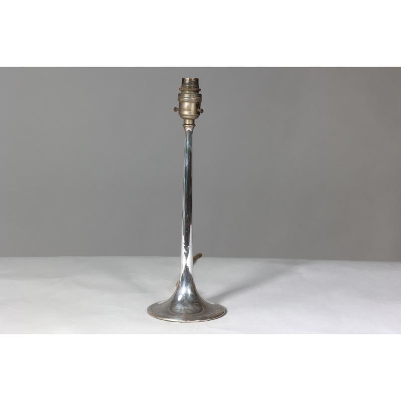 Dryad im Stil von. Eine schlichte, versilberte Arts & Crafts-Tischlampe mit kreisförmigem, ausladendem Sockel.
