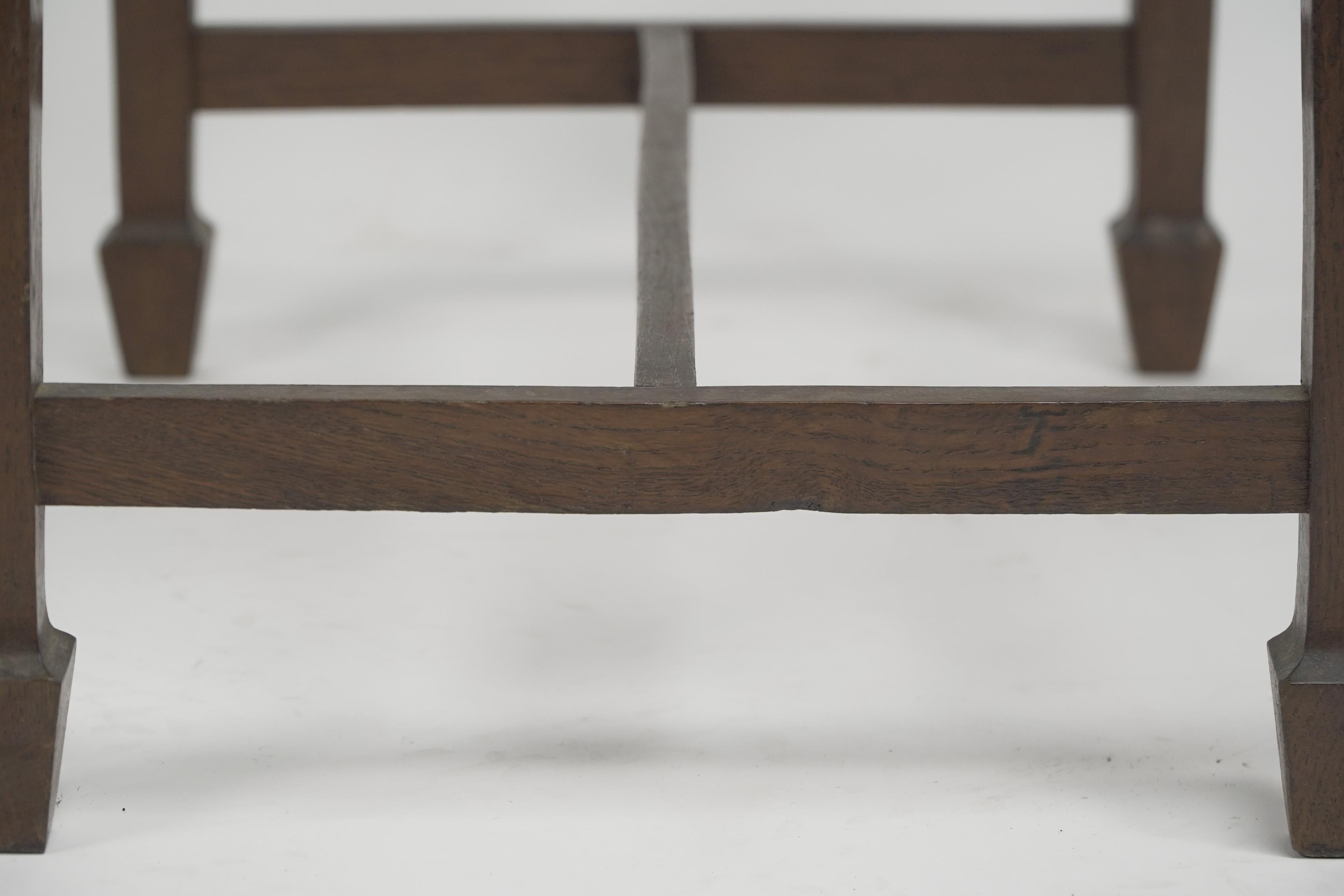 Un robusto sgabello in legno di noce in stile Arts and Crafts in vendita 6