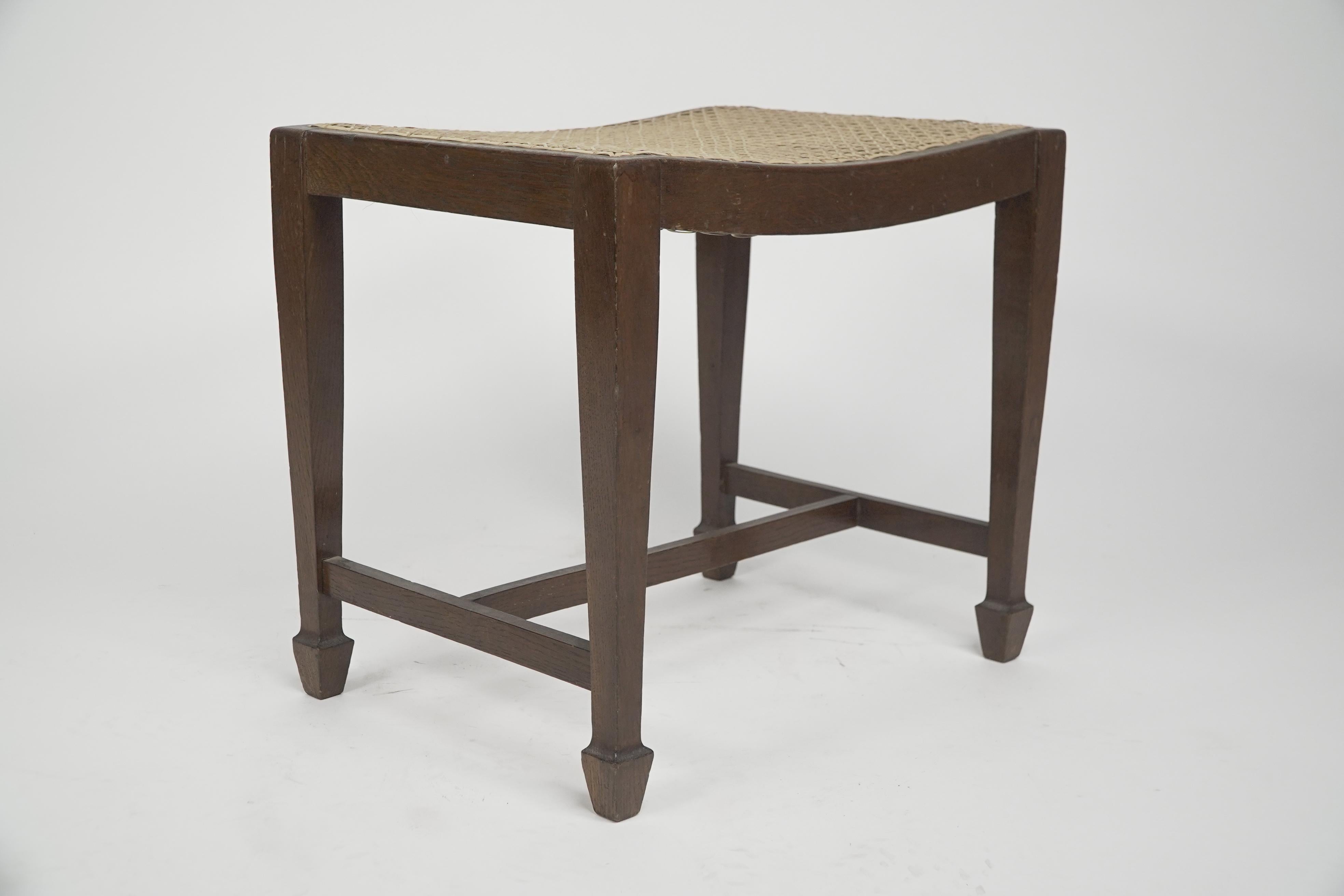 Noce Un robusto sgabello in legno di noce in stile Arts and Crafts in vendita