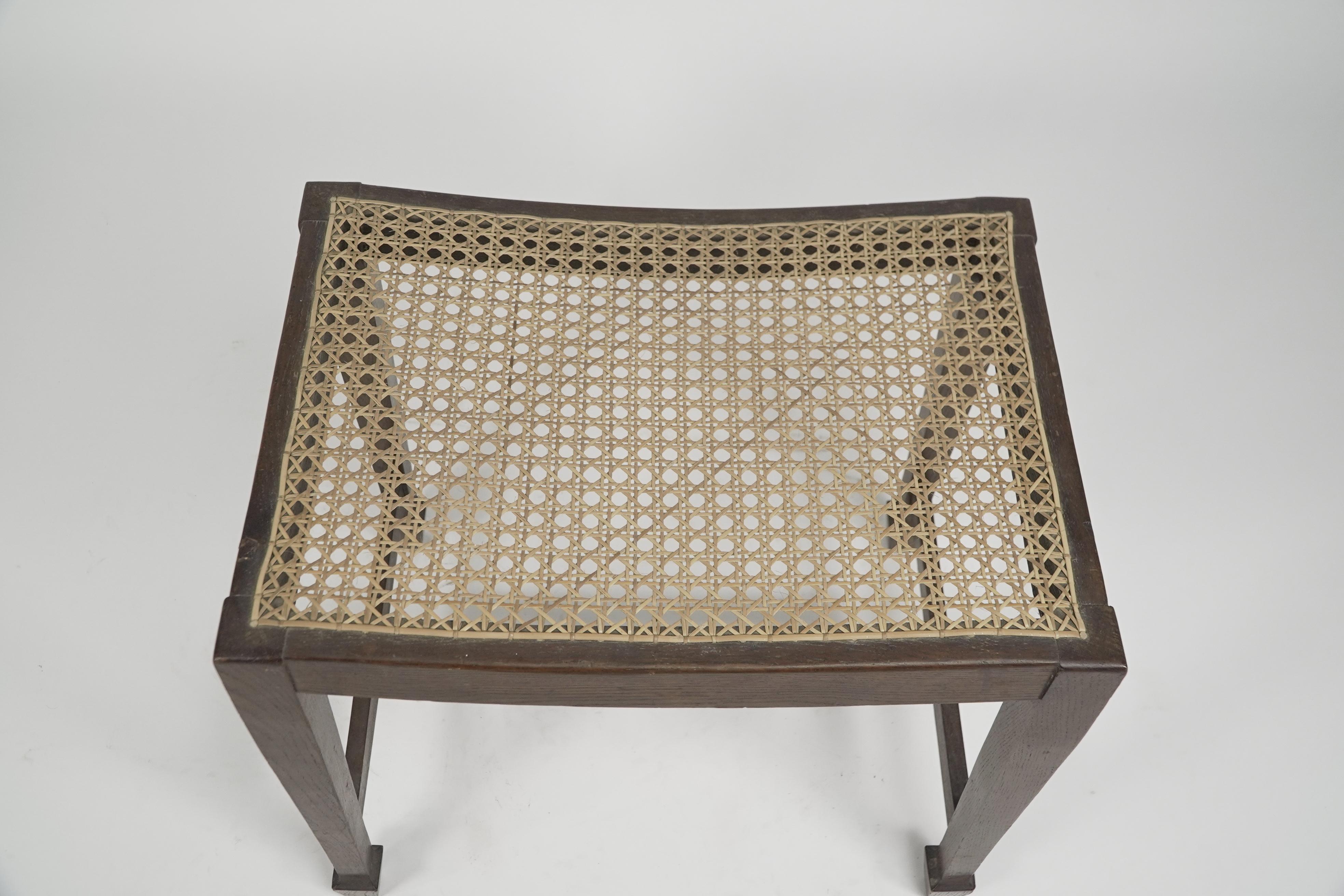 Un robusto sgabello in legno di noce in stile Arts and Crafts in vendita 2