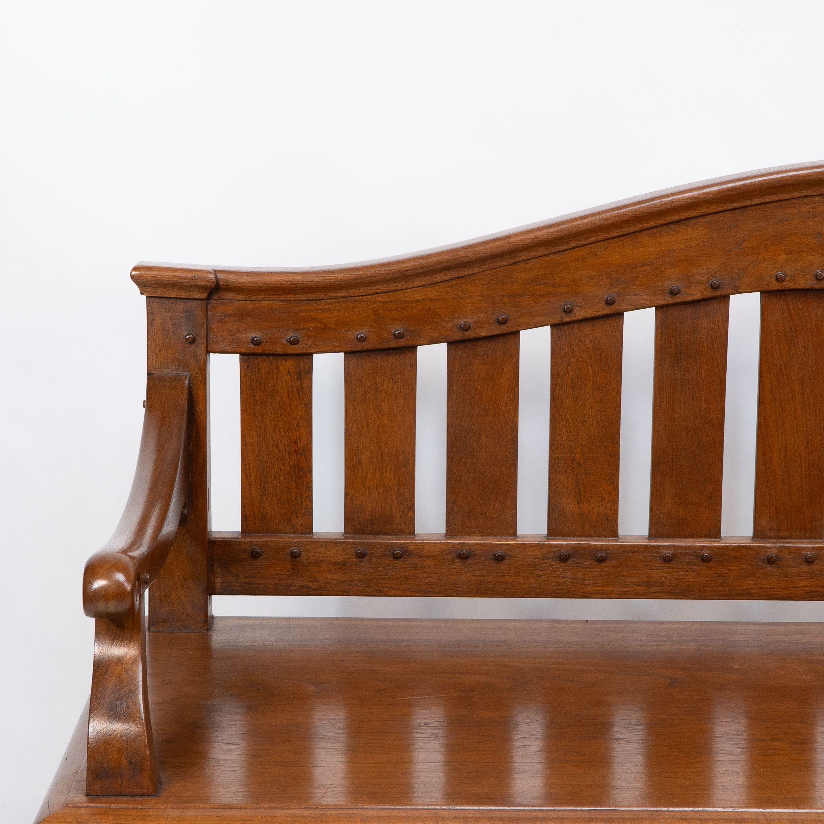 An Arts and Crafts super quality teak hall bench in the style of Arthur Simpson In Good Condition For Sale In London, GB
