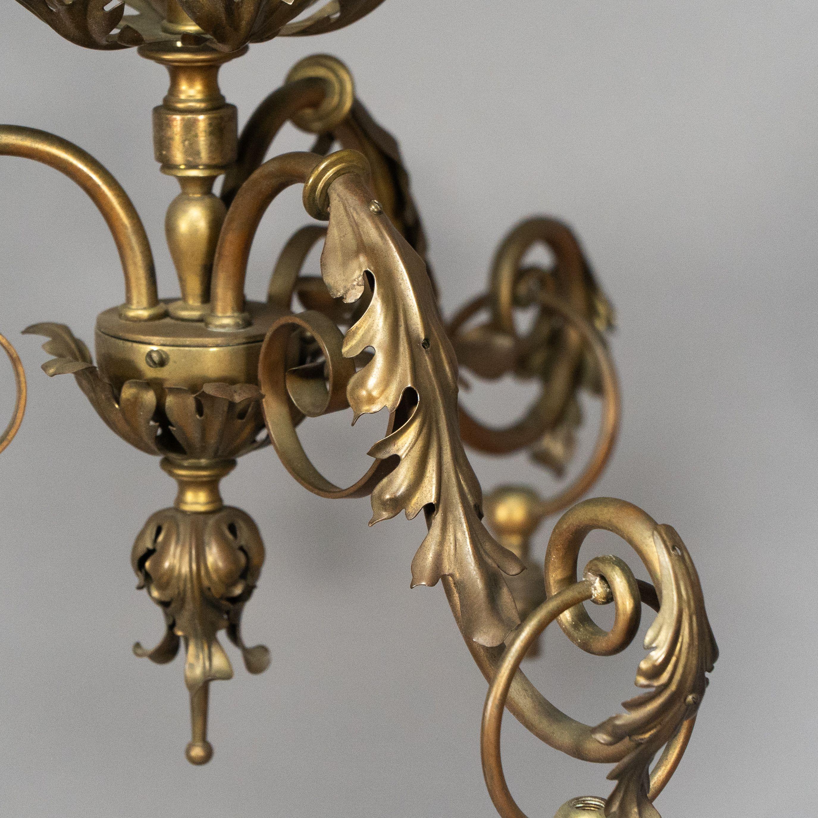 Arts & Crafts Plafonnier en laiton à trois branches et quatre appliques assorties en vente 3